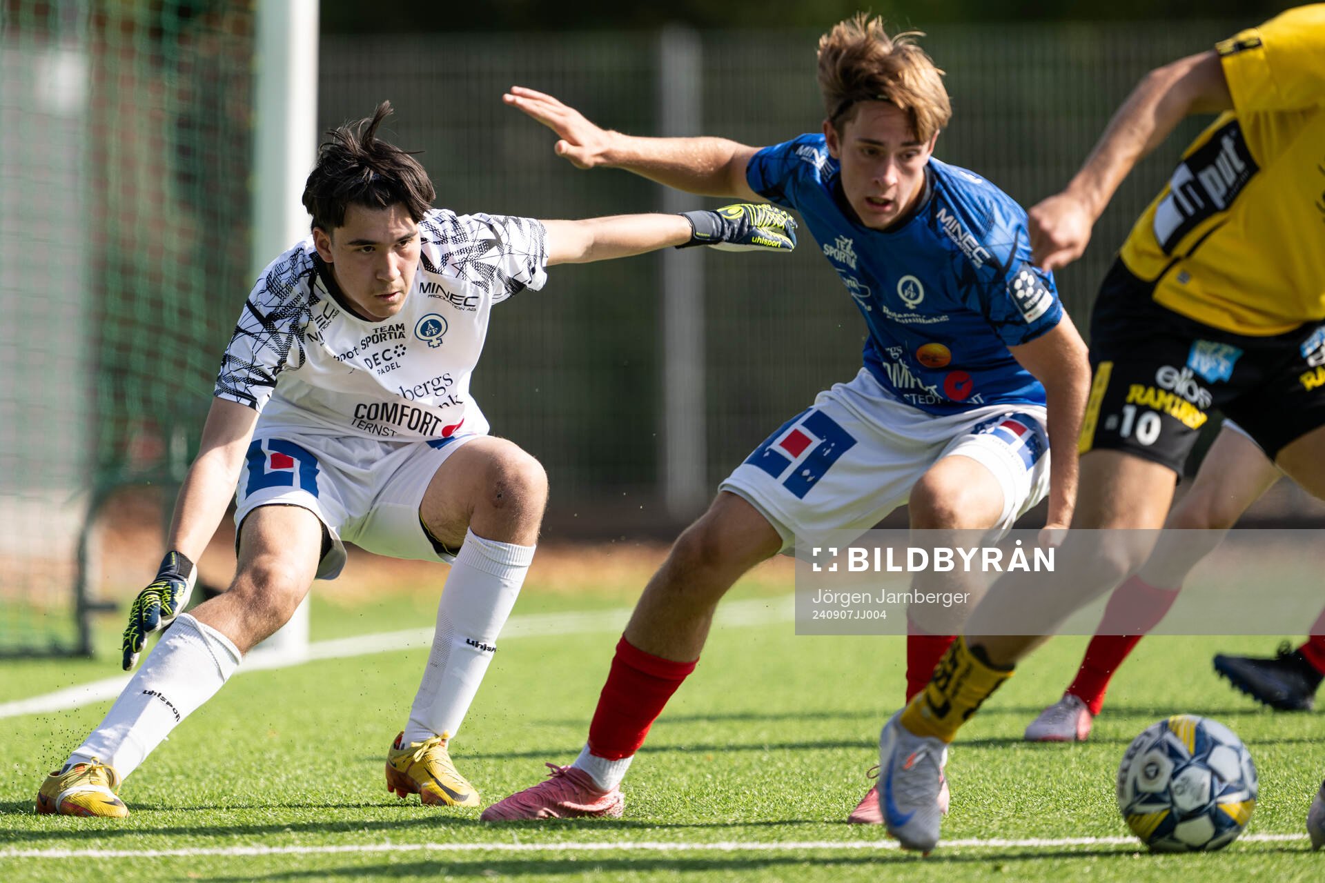 Åtvidabergs målvakt Oscar Holmström och Adrian Petersson under fotbollsmatchen i P19 Superettan Södra mellan Elfsborg och Åtvidaberg den 7 september 2024 i Borås.