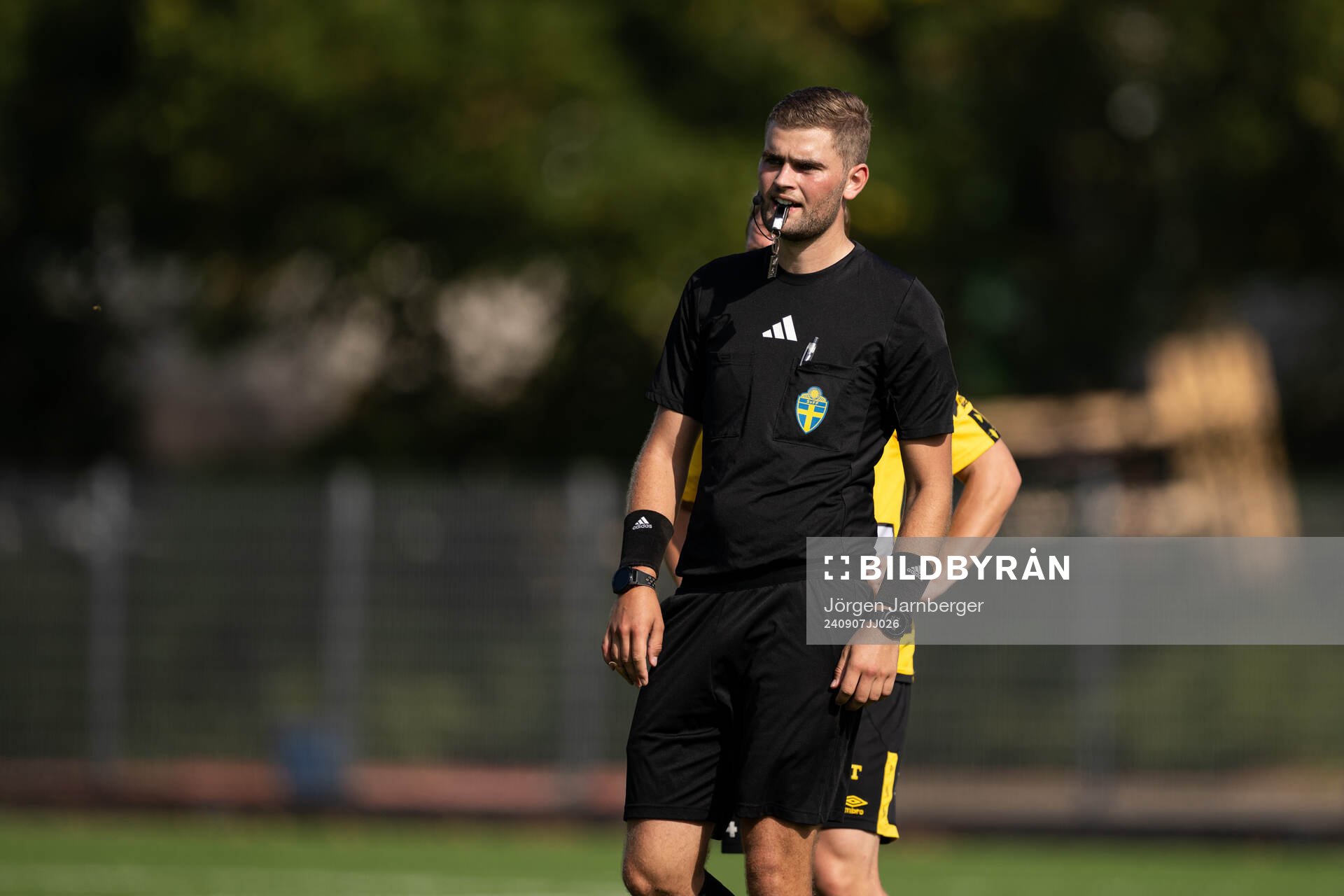 Domare Rasmus Hermansson under fotbollsmatchen i P19 Superettan Södra mellan Elfsborg och Åtvidaberg den 7 september 2024 i Borås.