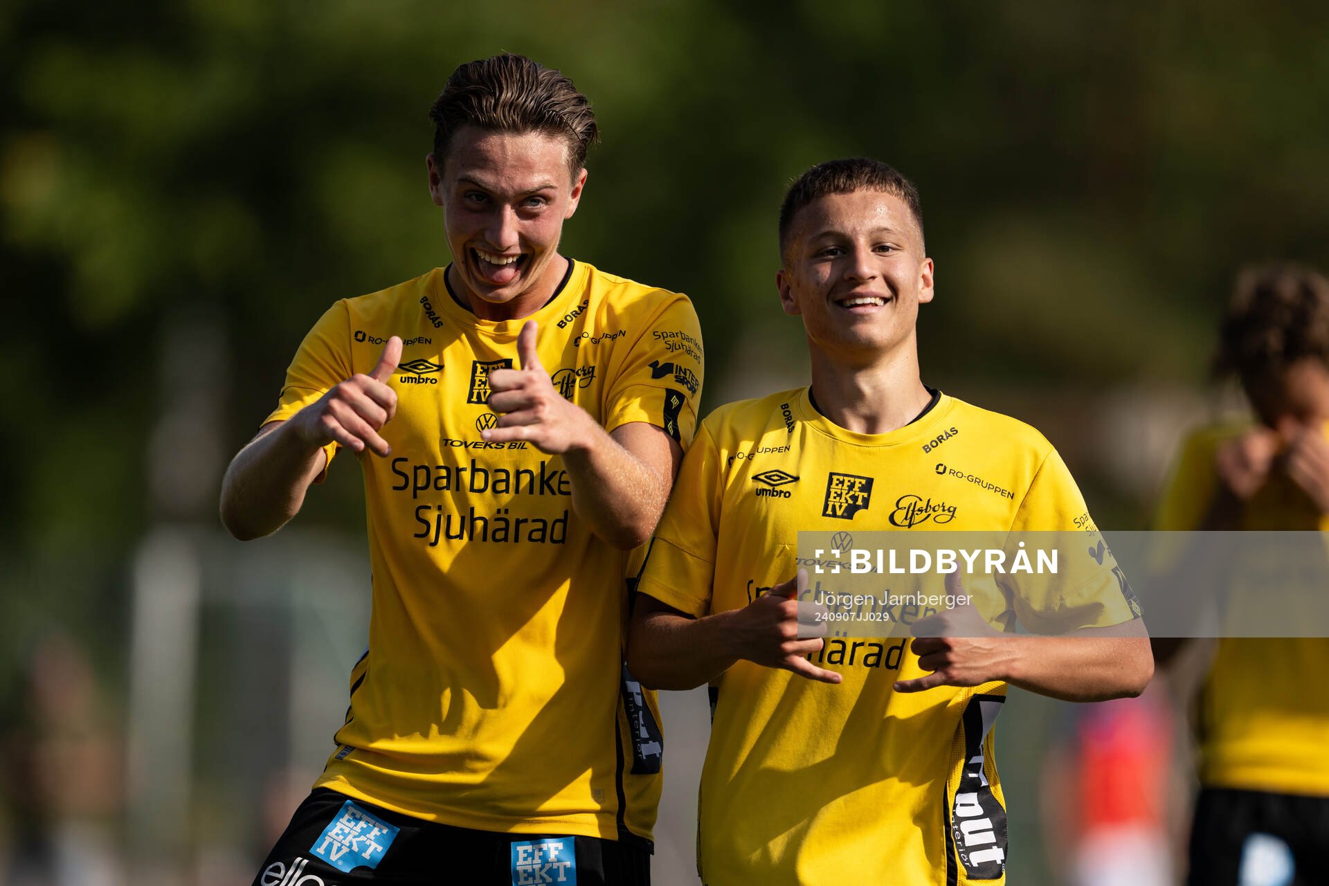 Elfsborgs Malte Wester och Lucas Eliasson jublar under fotbollsmatchen i P19 Superettan Södra mellan Elfsborg och Åtvidaberg den 7 september 2024 i Borås.