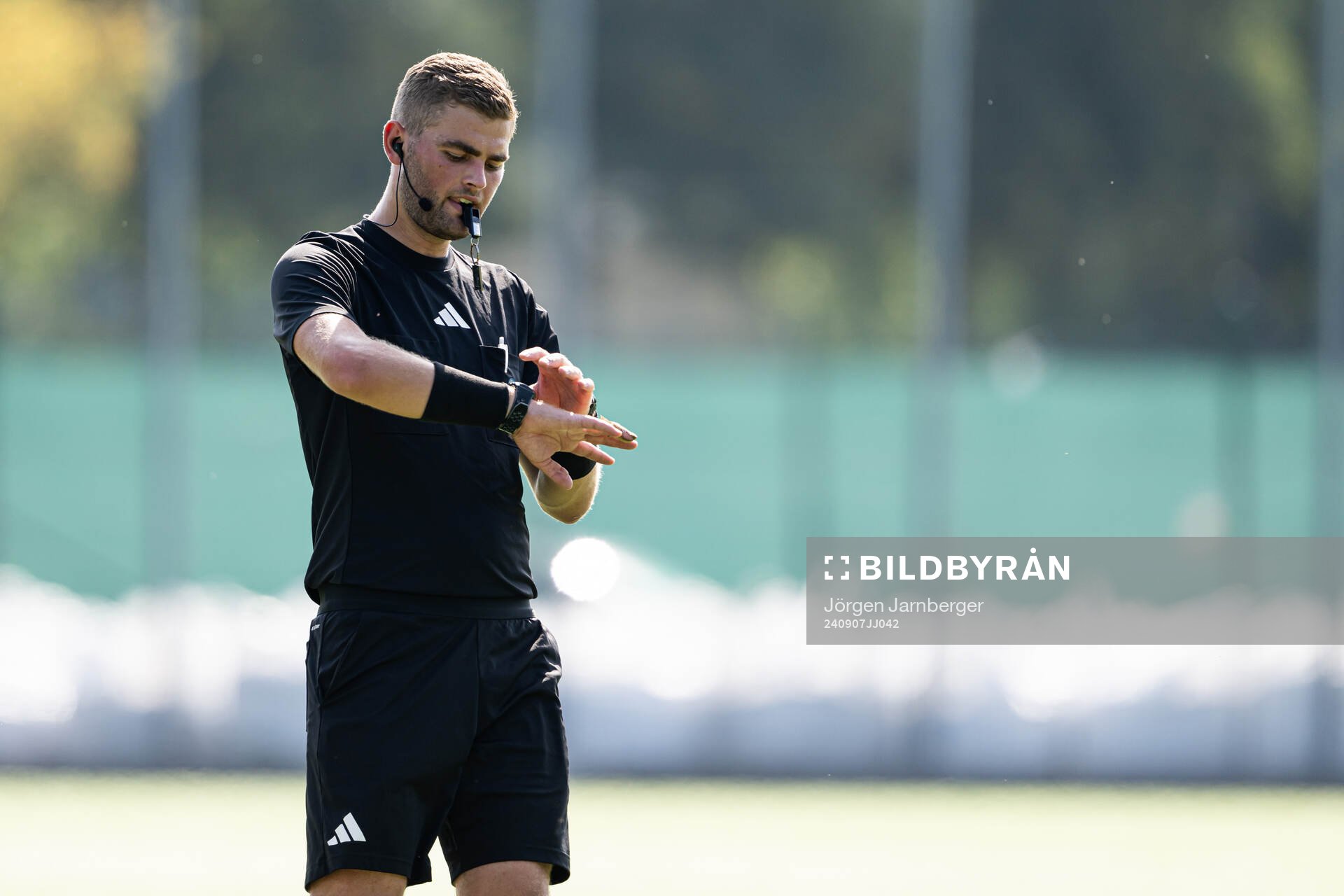 Domare Rasmus Hermansson under fotbollsmatchen i P19 Superettan Södra mellan Elfsborg och Åtvidaberg den 7 september 2024 i Borås.