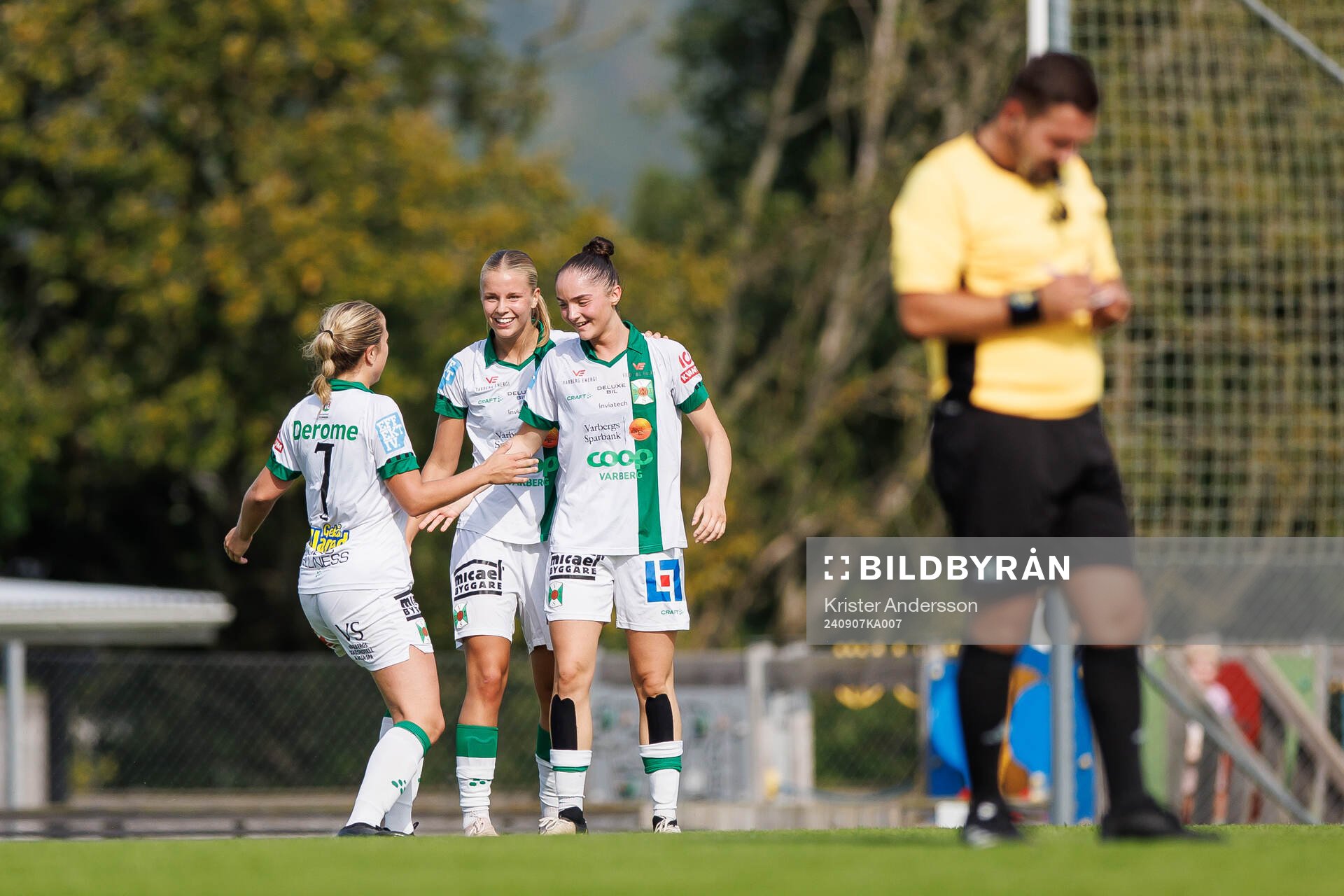 Varbergs Mollie Josefsson jublar efter 0-2 med Ellen Heurlin och Blearta Osmani under fotbollsmatchen i Division 2 Västra Götaland mellan Valinge-Derome och Varberg den 7 september 2024 i Derome.
