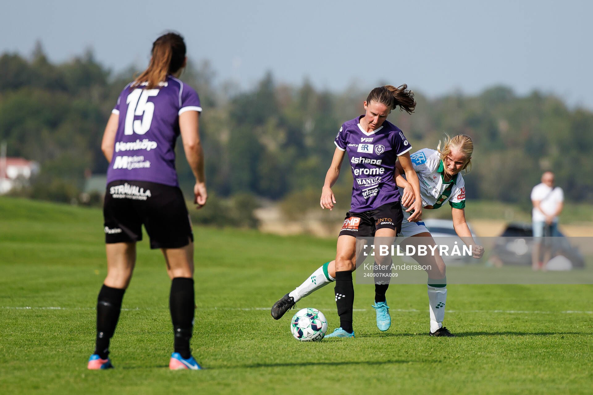 Valders Michaela Danielsson och Varbergs Moa Ivarsson under fotbollsmatchen i Division 2 Västra Götaland mellan Valinge-Derome och Varberg den 7 september 2024 i Derome.