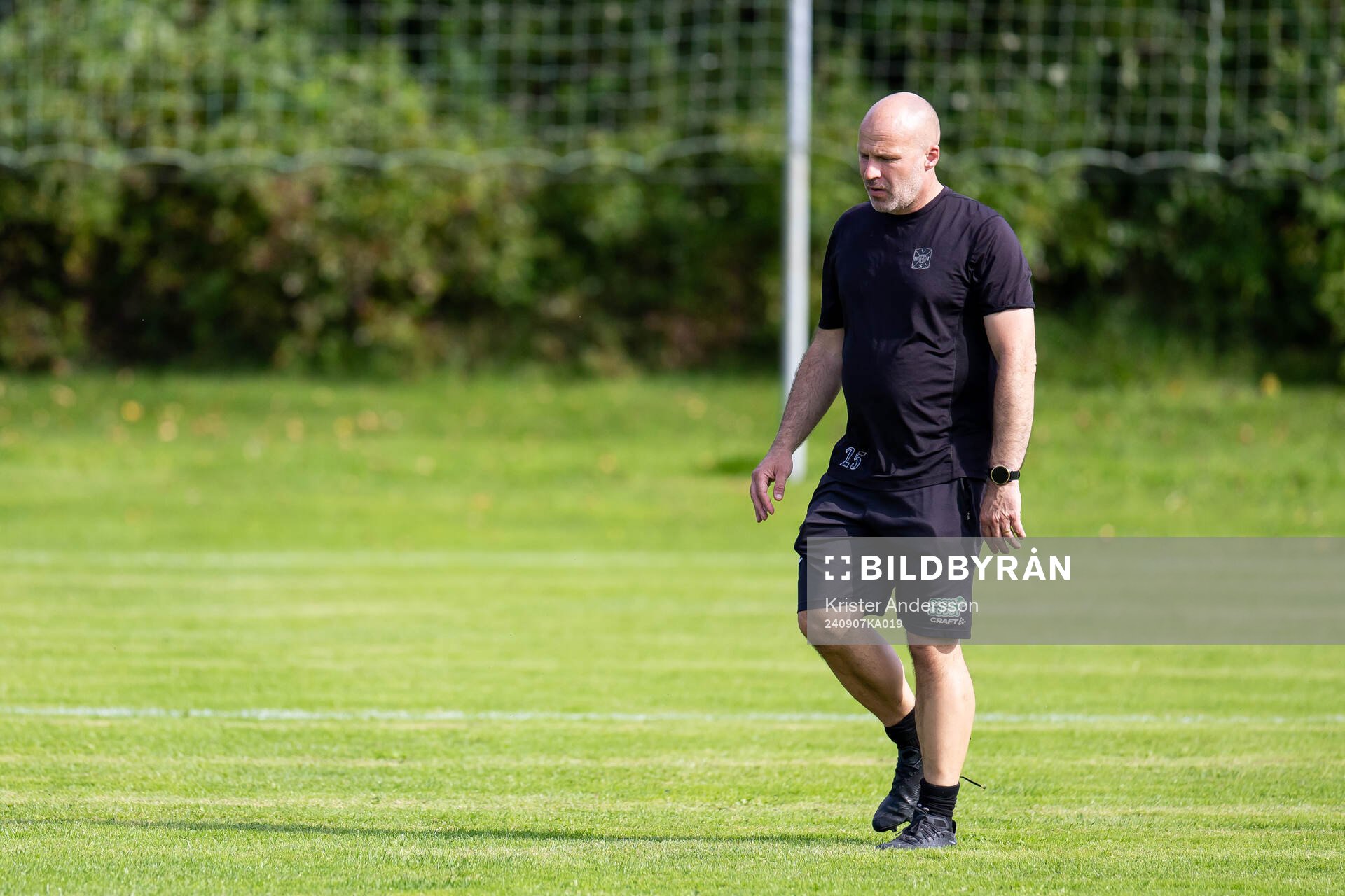 Varbergs tränare Pär Munther under fotbollsmatchen i Division 2 Västra Götaland mellan Valinge-Derome och Varberg den 7 september 2024 i Derome.