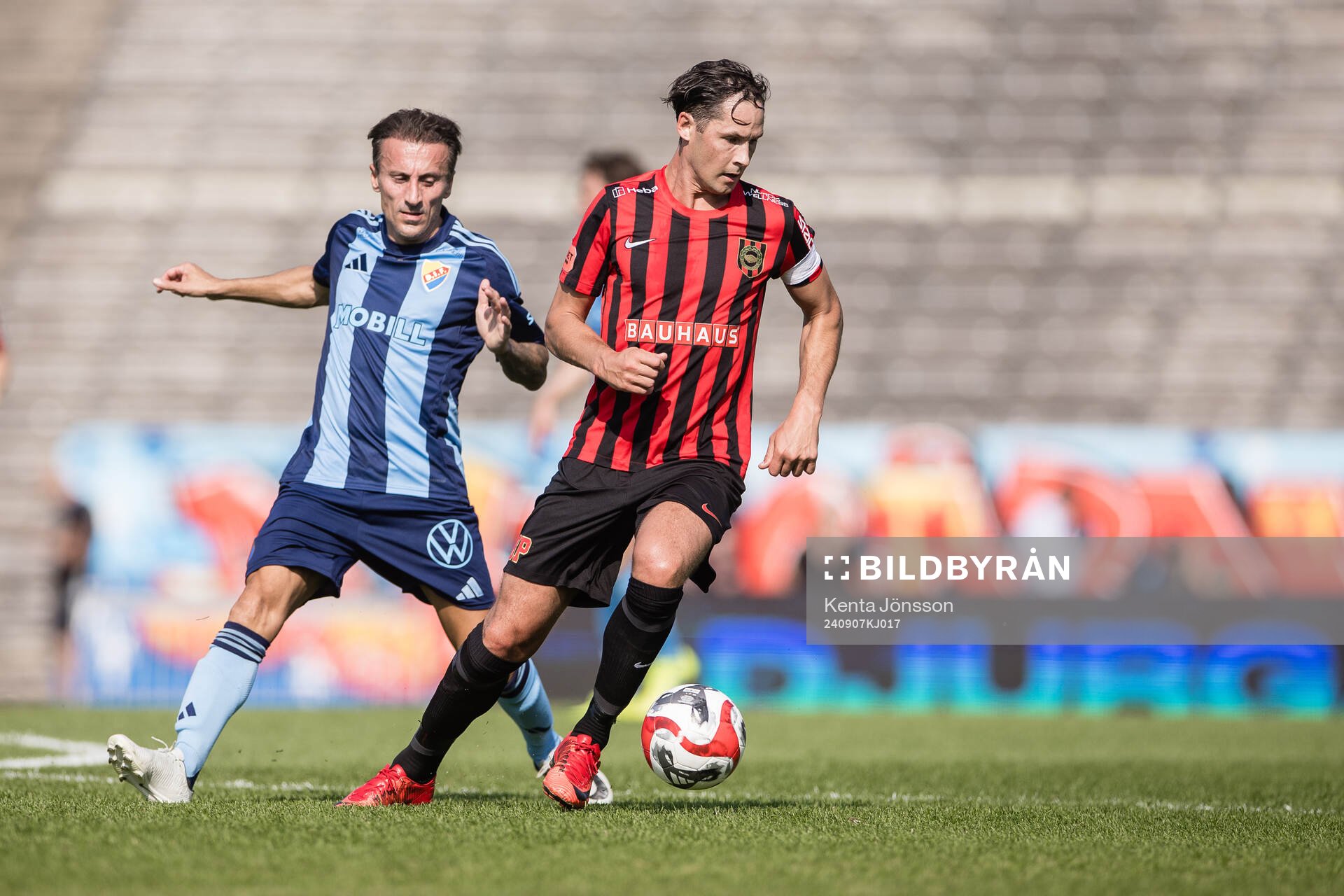 Djurgårdens Lolo Chanko och Brommapojkarnas Magnus Haglund