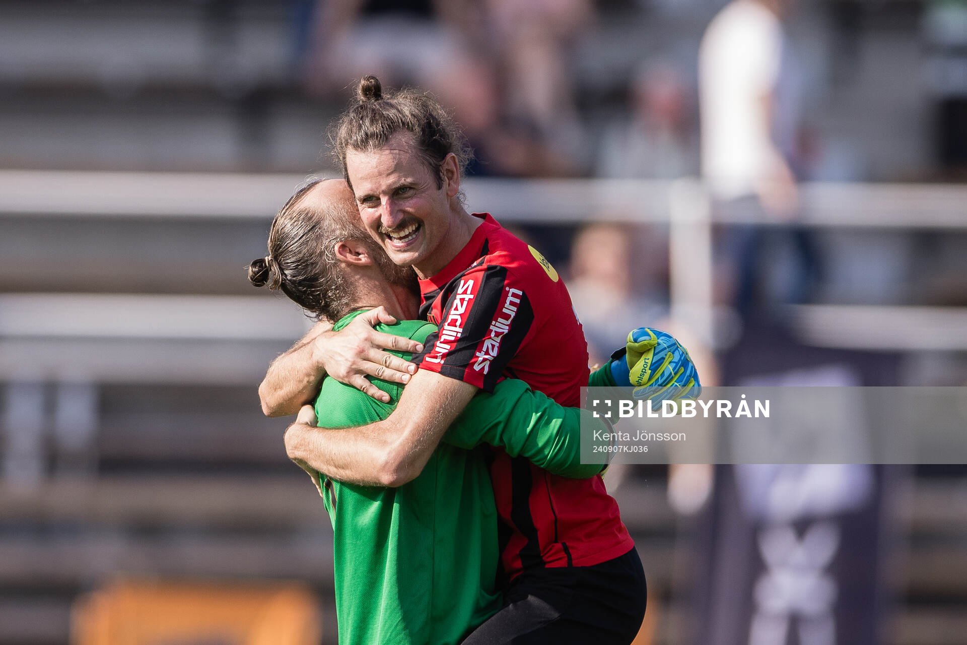 Brommapojkarnas målvakt Benny Lekström och Olof Guterstam jublar under en legendarmatch mellan Djurgården och Brommapojkarna på Djurgårdsfestivalen 2024 den 7 september 2024 i Stockholm.