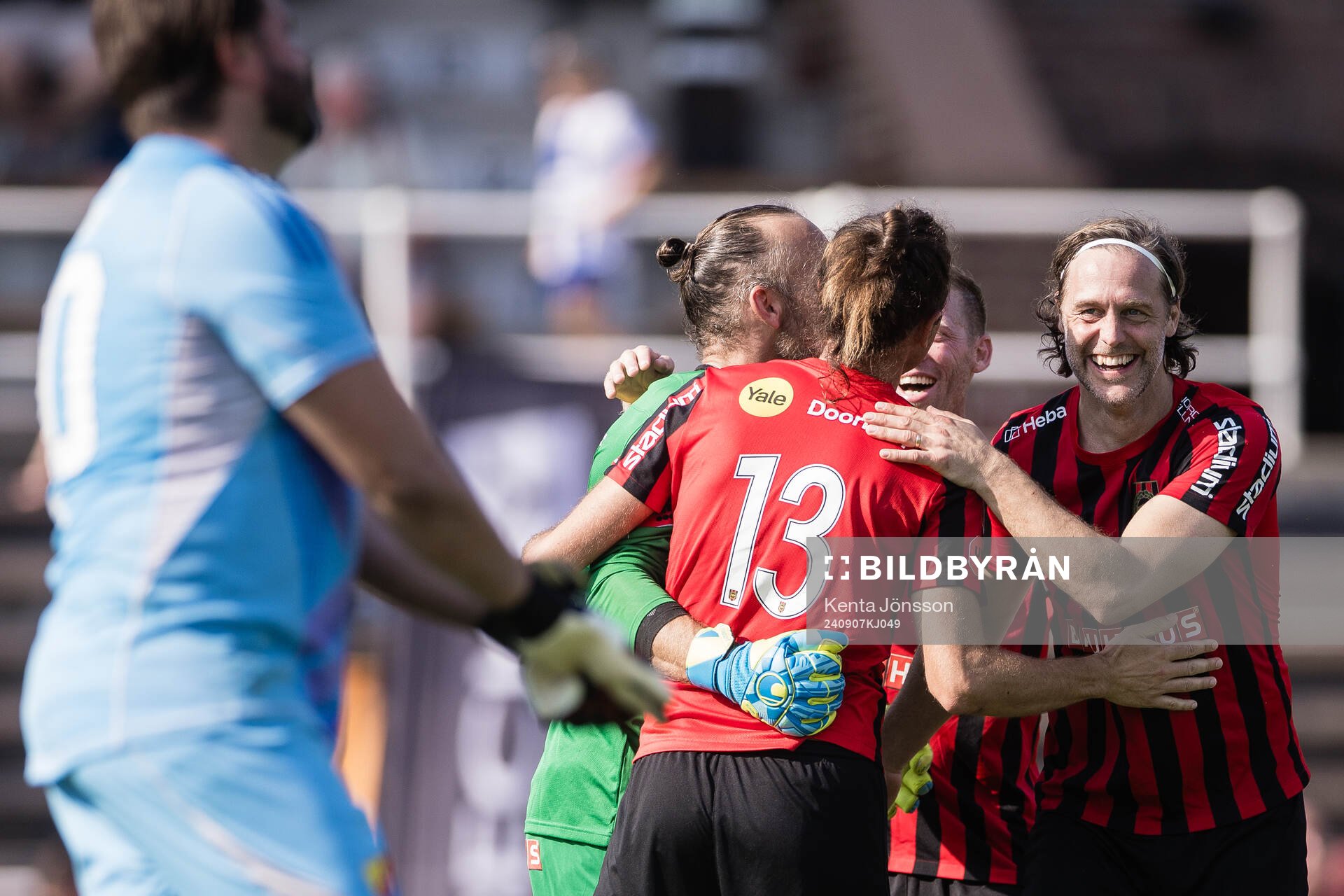 Brommapojkarnas målvakt Benny Lekström jublar