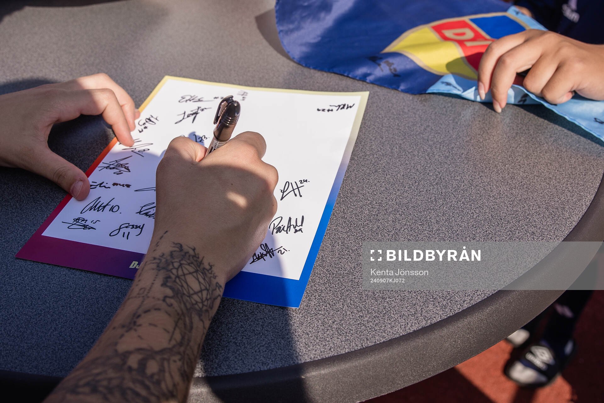 Ett ark med autografer