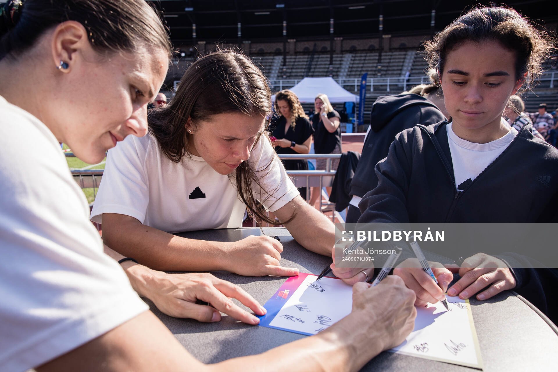Djurgårdens damlags Alexandra Lobanova skriver autografer