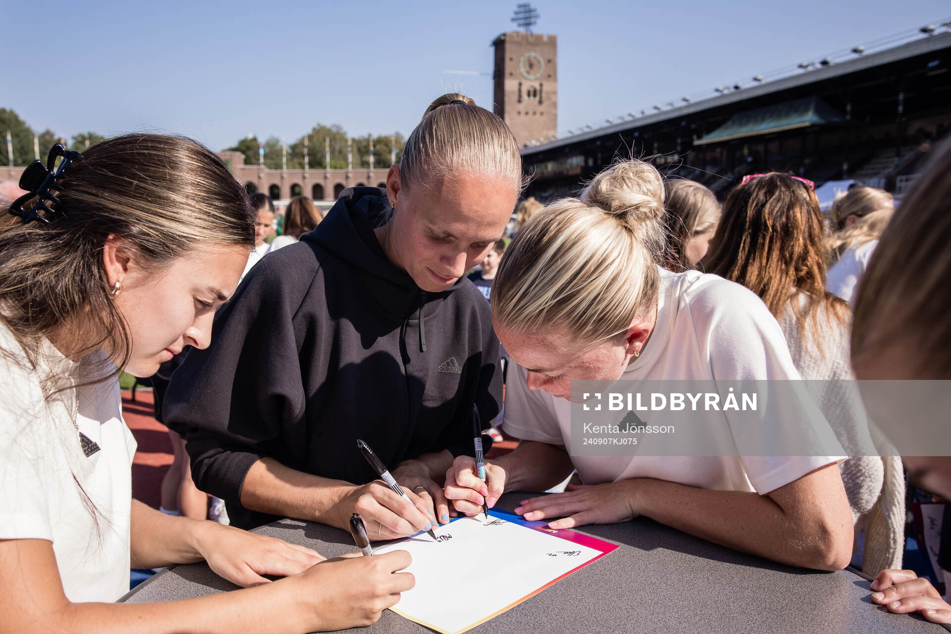 Djurgårdens damlags Matilda Plan skriver autografer