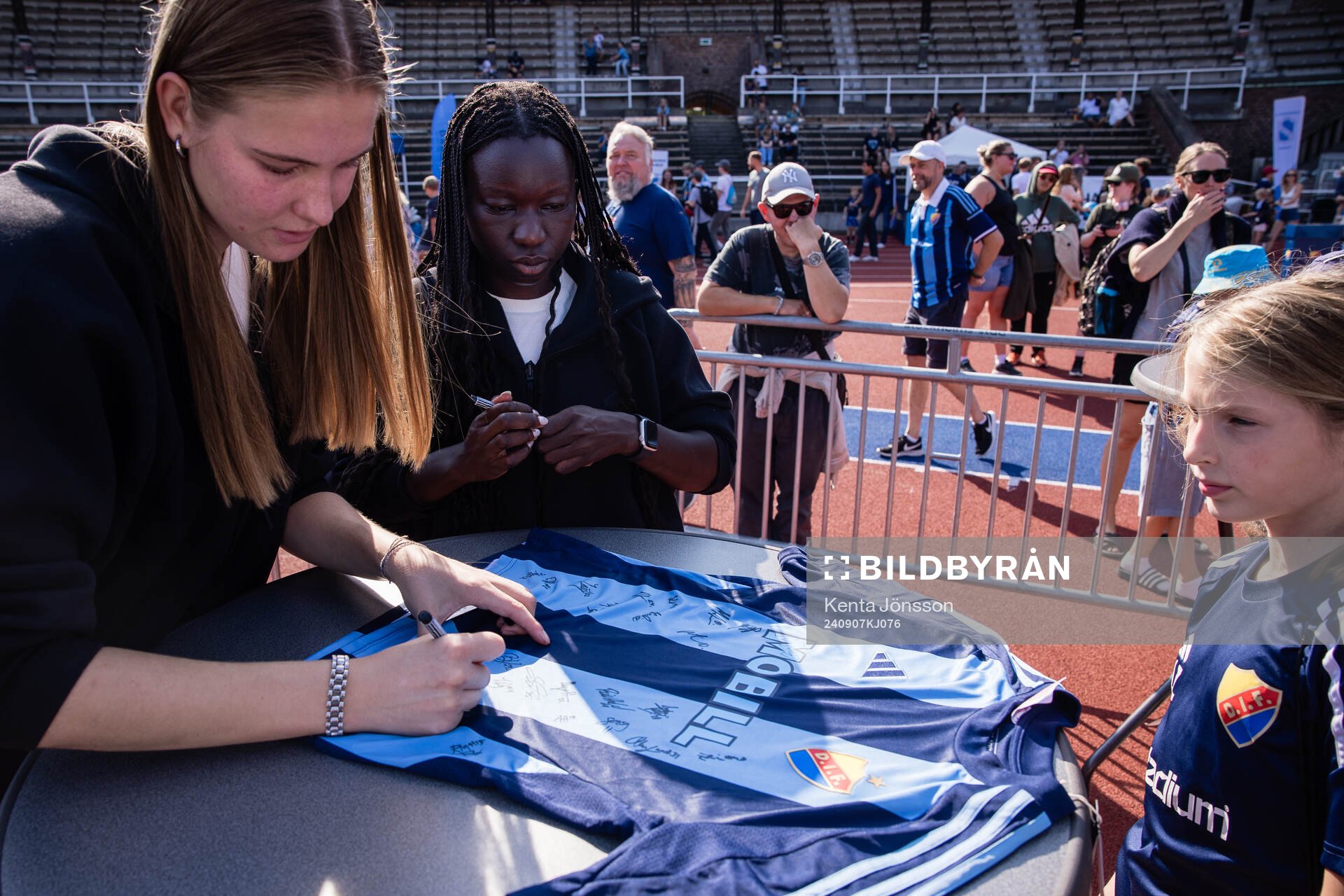 Djurgårdens damlags Sura Yekka (h) skriver autografer