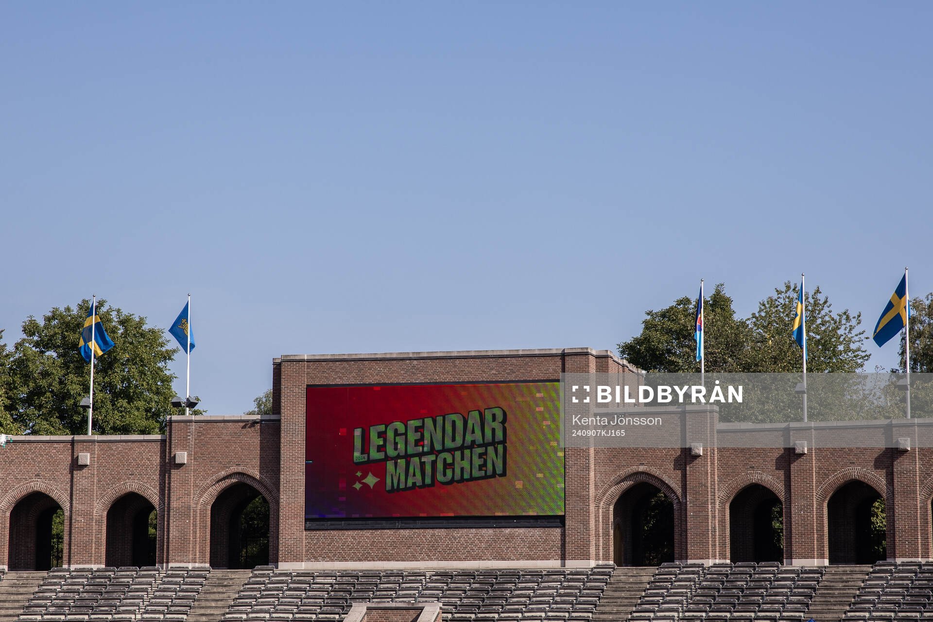 En bildskärm visar logotyp för Legendarmatchen
