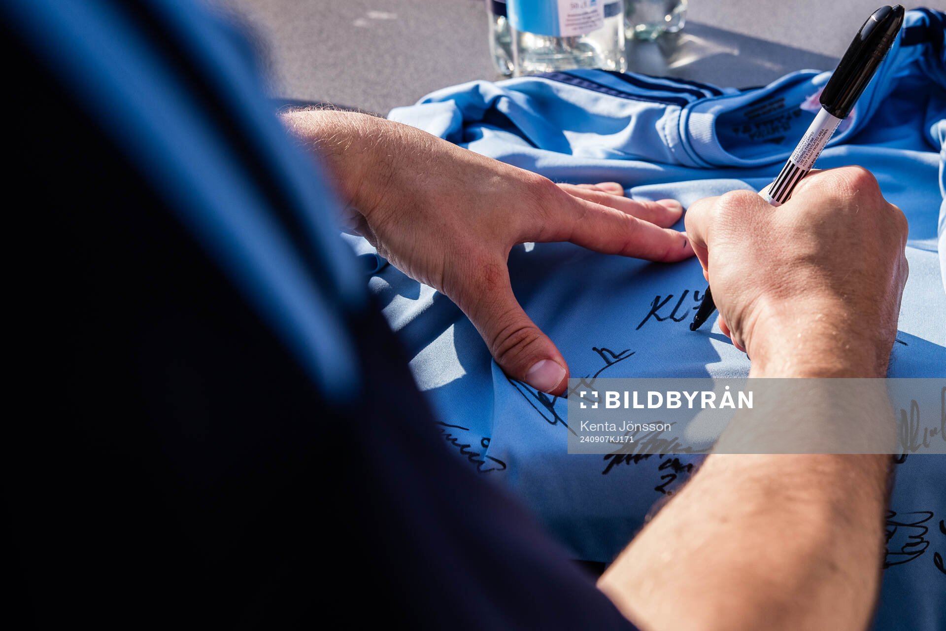 En matchtröja med autografer
