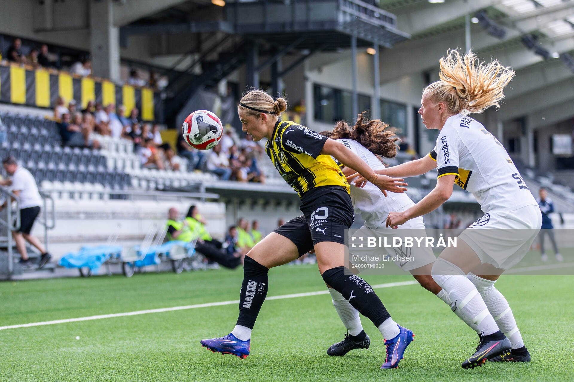 Häckens Paulina Nyström i kamp om bollen med AIKs Sofia