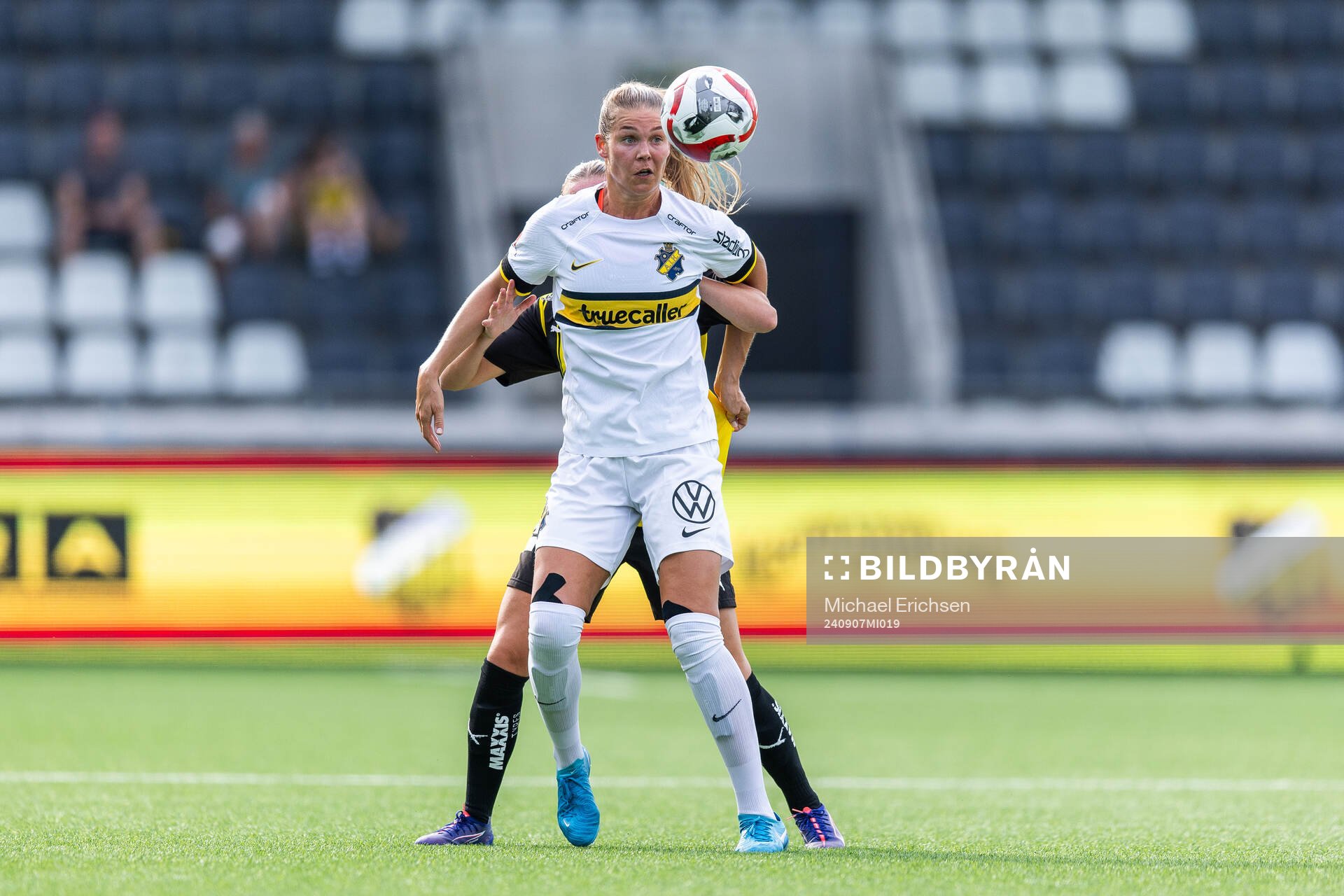 AIKs Nina Jakobsson och Häckens Josefine Rybrink