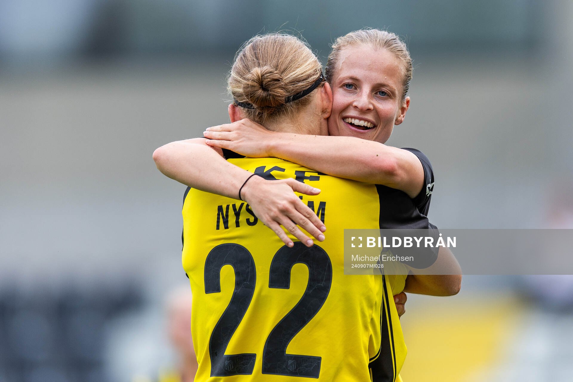 Häckens Paulina Nyström jublar med Anna Anvegård som gjort 3-0 under fotbollsmatchen i Damallsvenskan mellan Häcken och AIK den 7 september 2024 i Göteborg.
