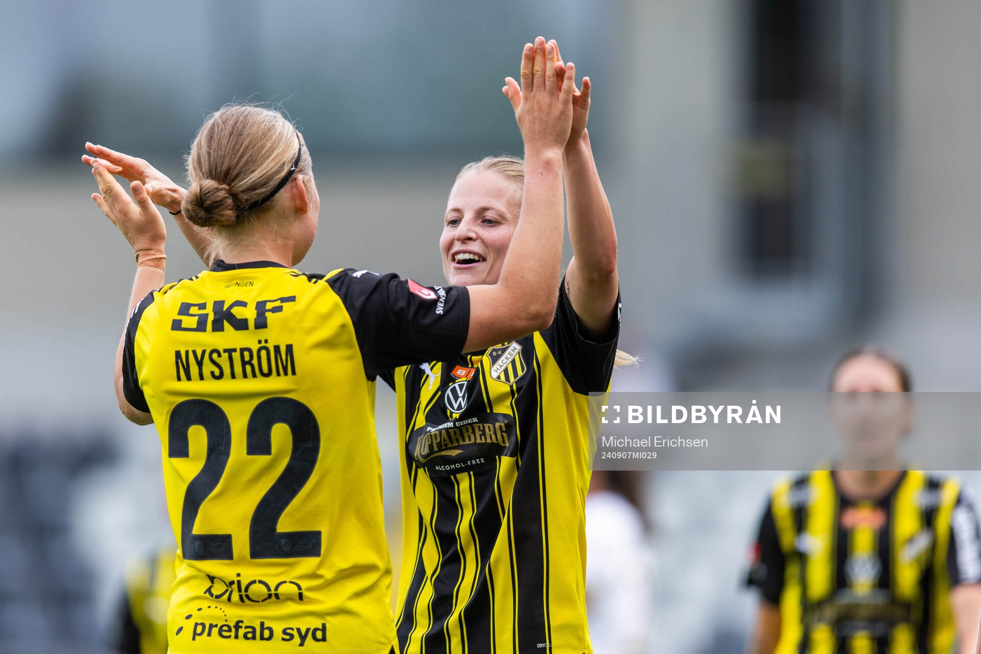 Häckens Paulina Nyström jublar med Anna Anvegård som gjort 3-0 under fotbollsmatchen i Damallsvenskan mellan Häcken och AIK den 7 september 2024 i Göteborg.