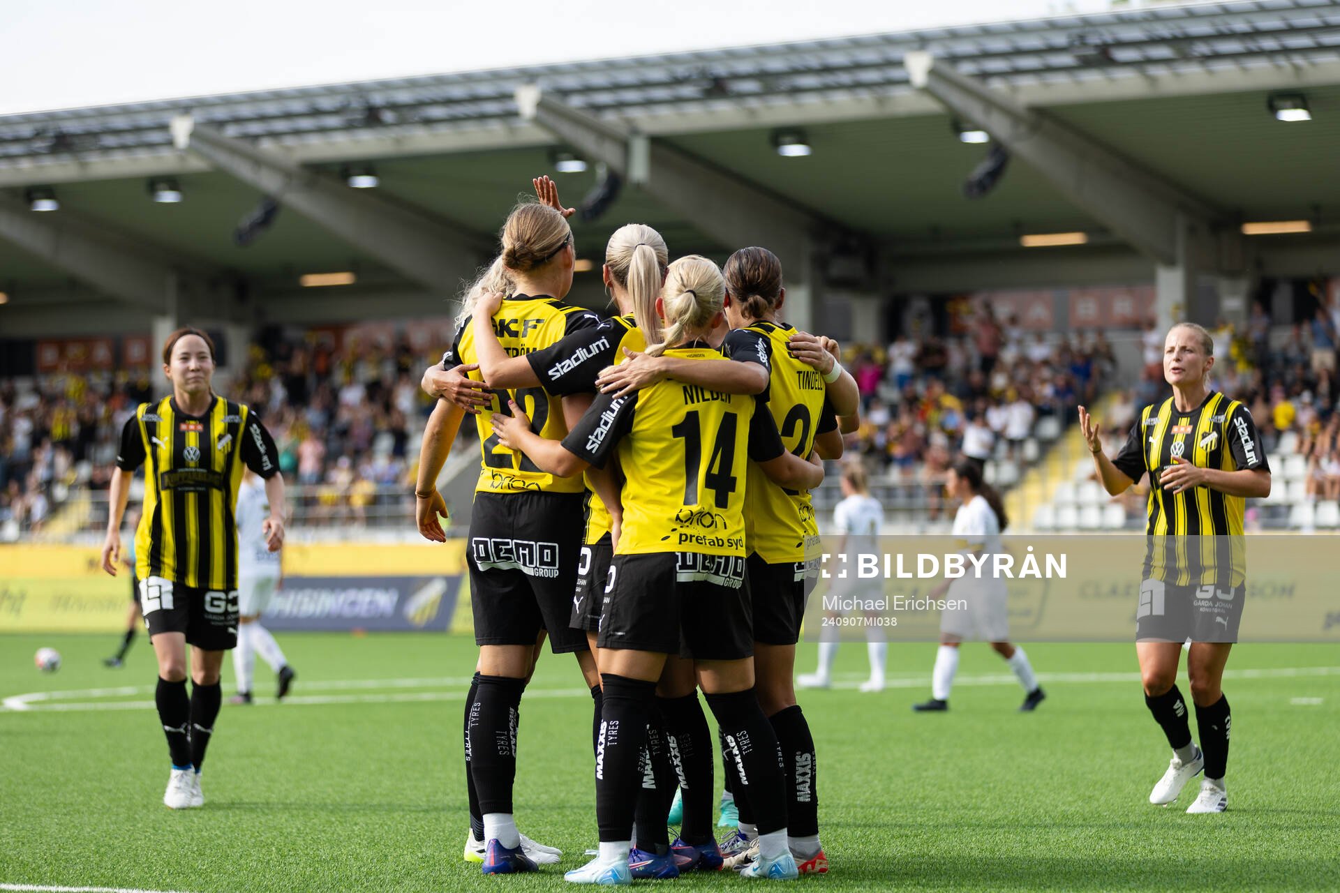 Häckens Paulina Nyström jublar med lagkamrater