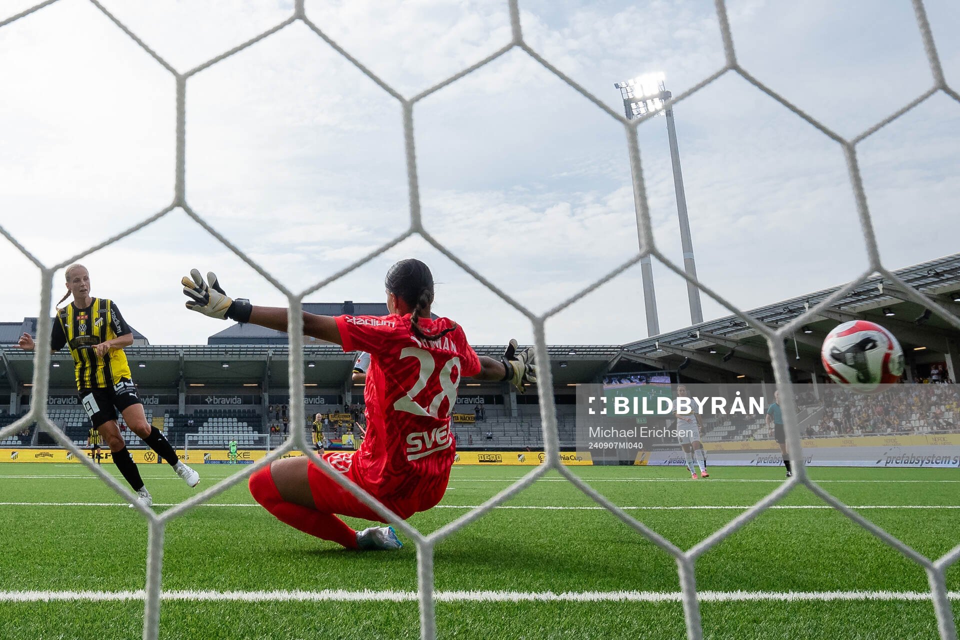Häckens Anna Anvegård skjuter 2-0 i mål bakom AIKs