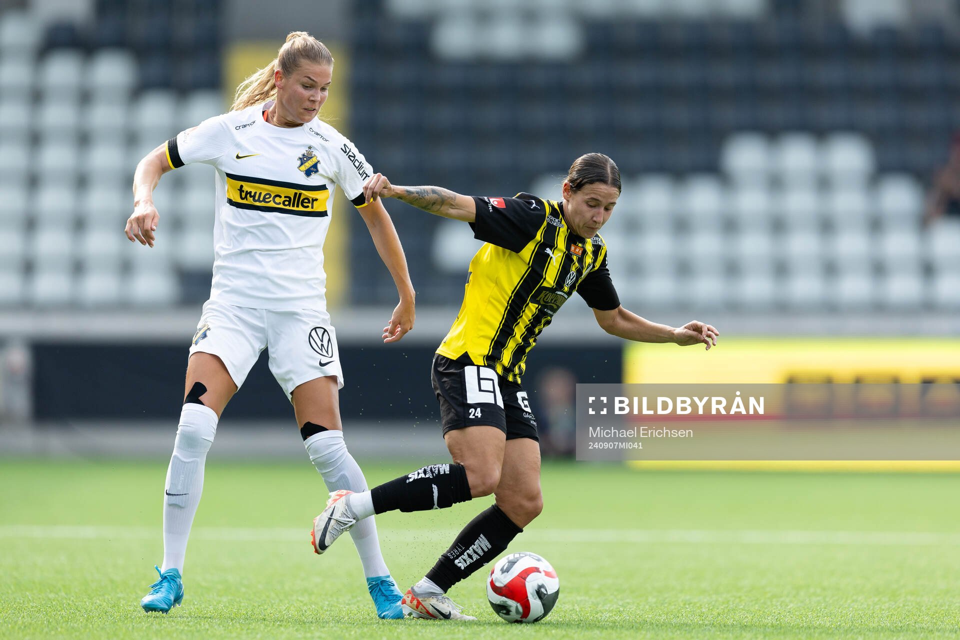 AIKs Nina Jakobsson och Häckens Tabby Tindell