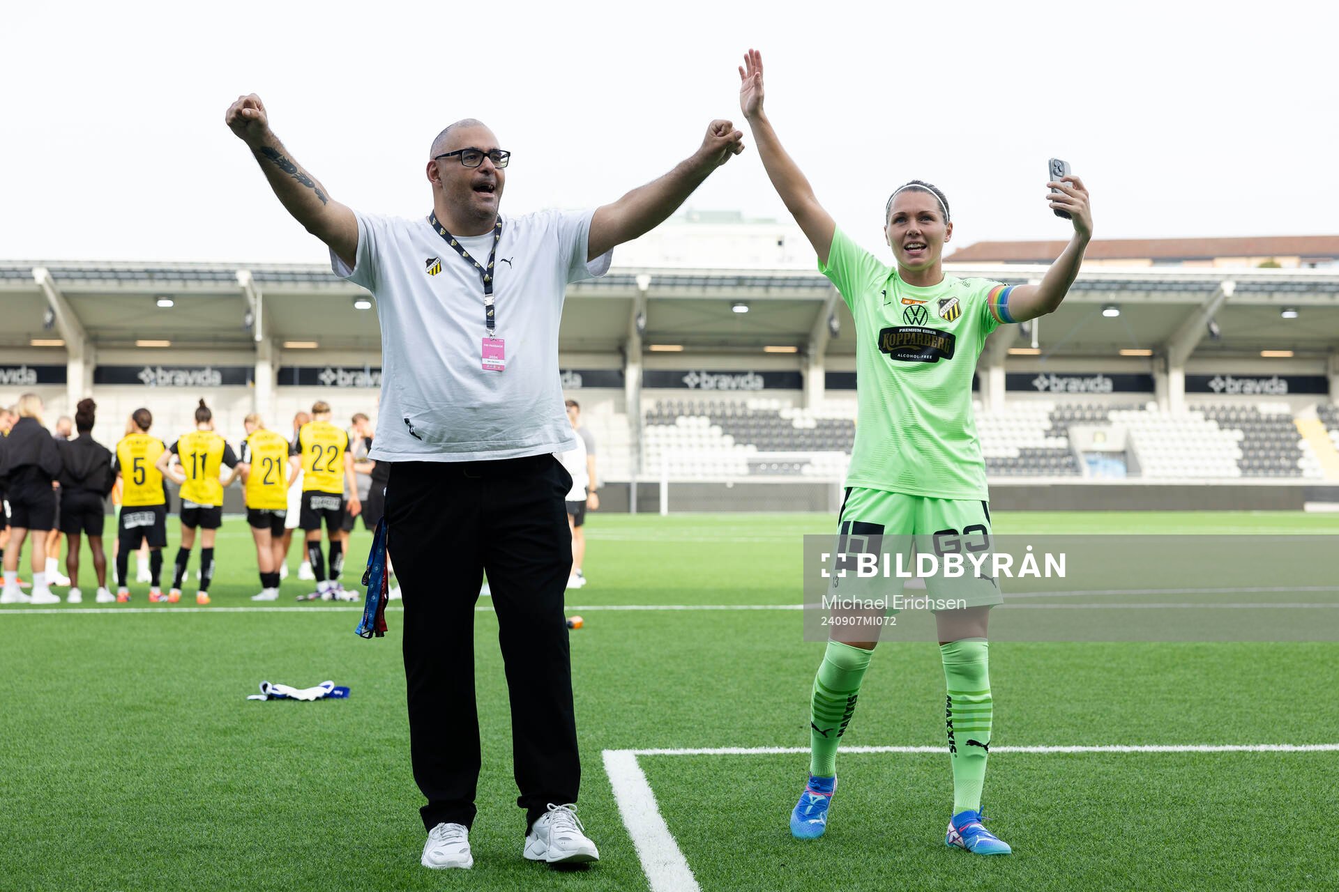 Häckens Adde Larsson och målvakt Jennifer Falk jublar