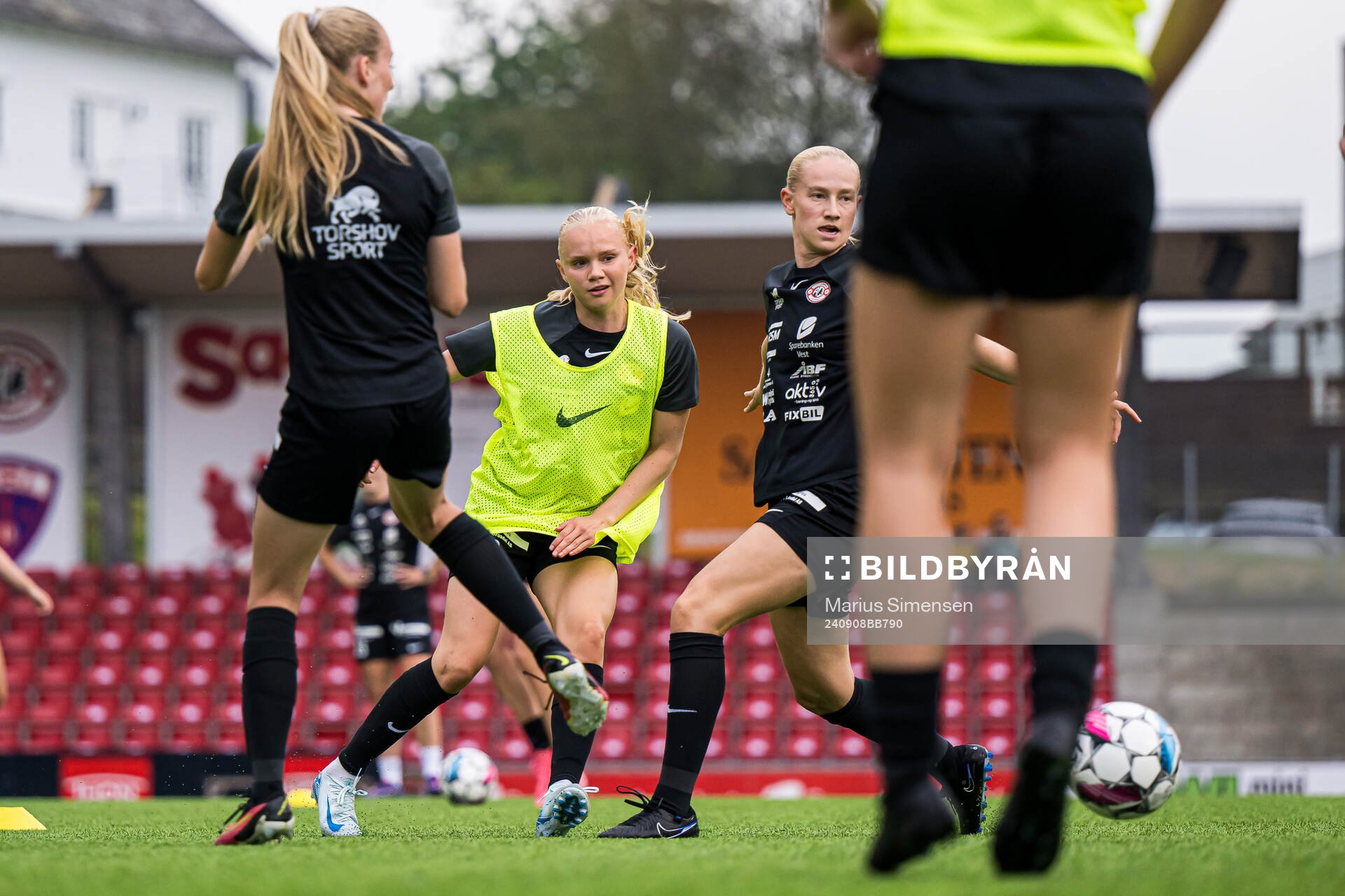 Linnéa Solvoll Laupstad of Arna-Bjørnar warms up