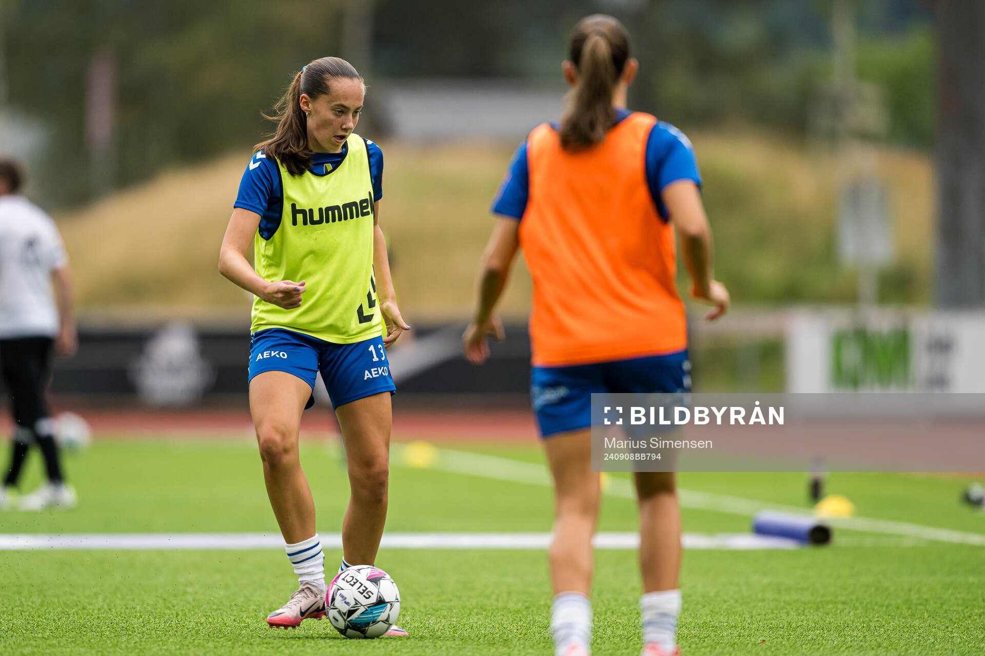 Mille Helland Flø of Kolbotn warms up