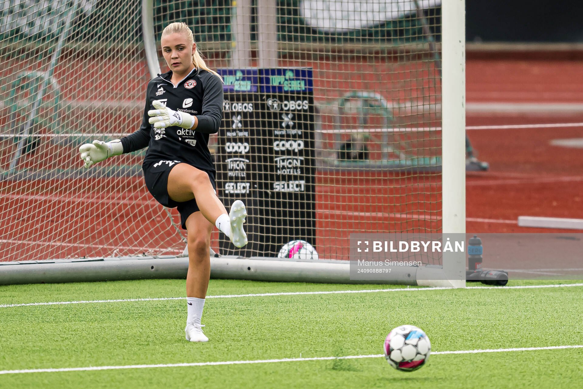 Hanne Larsen of Arna-Bjørnar warms up