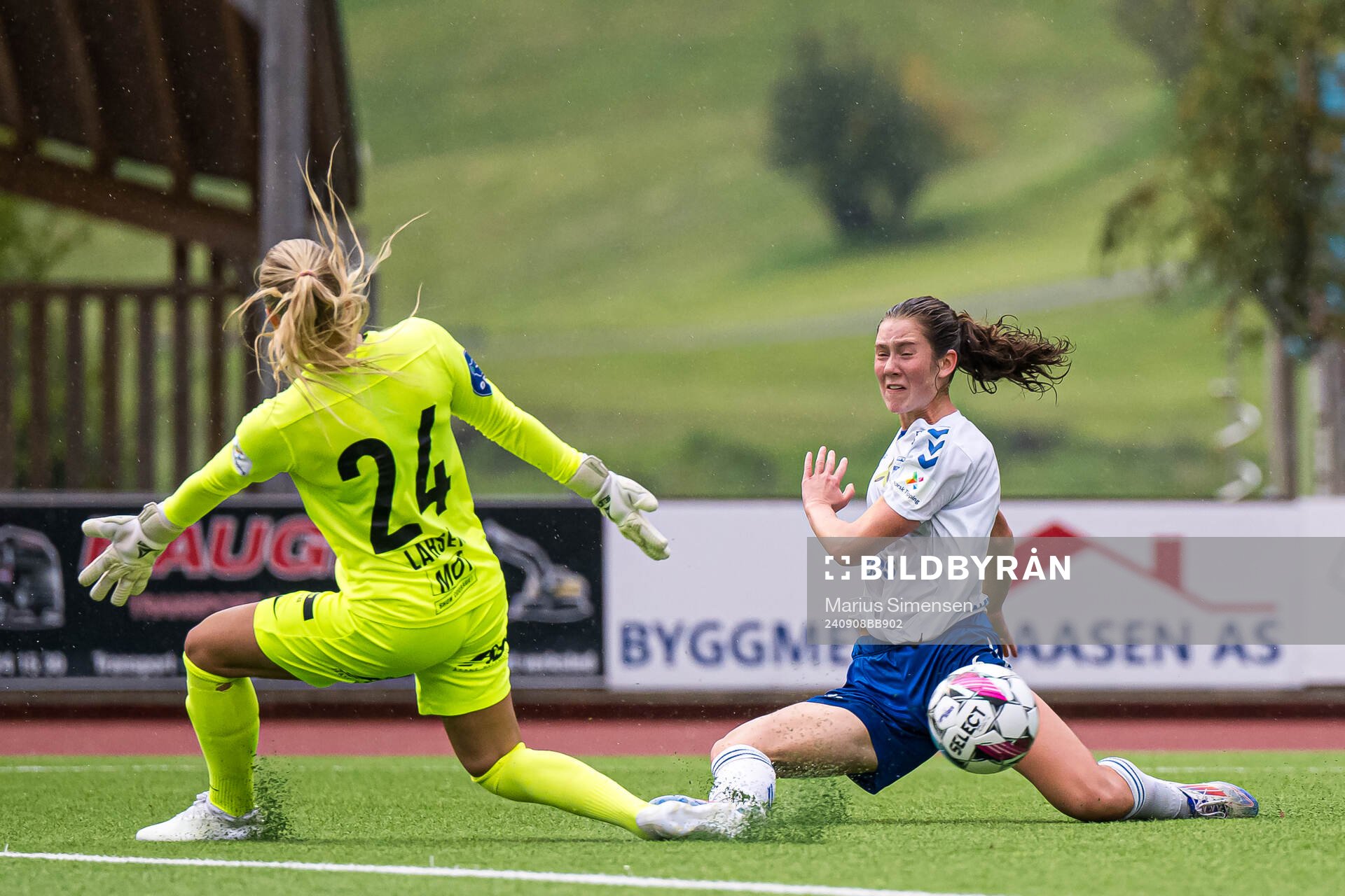 Hanne Larsen of Arna-Bjørnar and Carina Wik Alfredsen of
