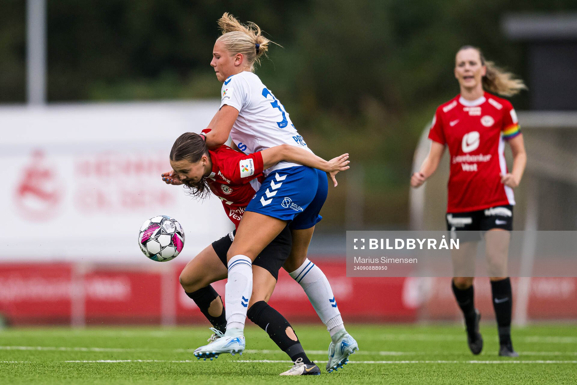 Nora Blindheim Nøss of Arna-Bjørnar and Marie Moen Preus