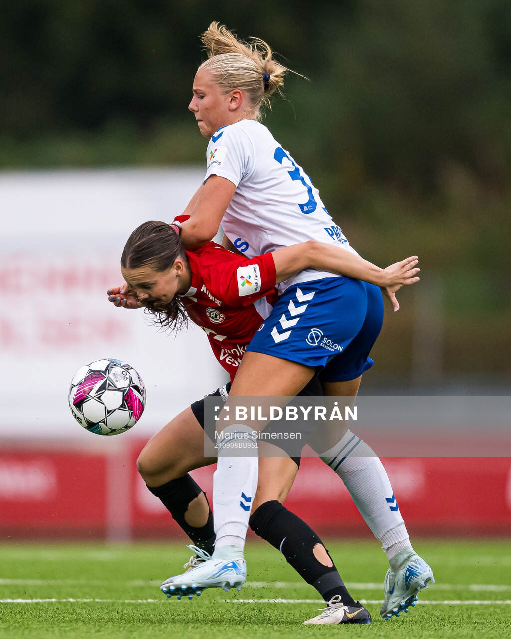 Nora Blindheim Nøss of Arna-Bjørnar and Marie Moen Preus