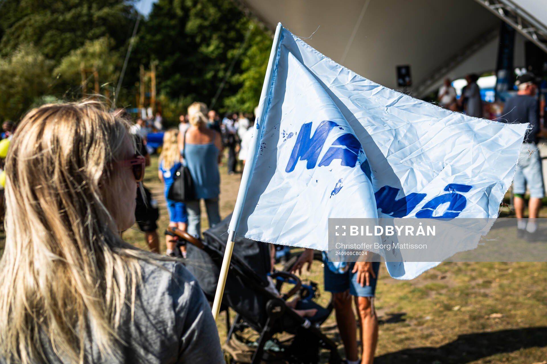 En besökare med en Malmöflagga