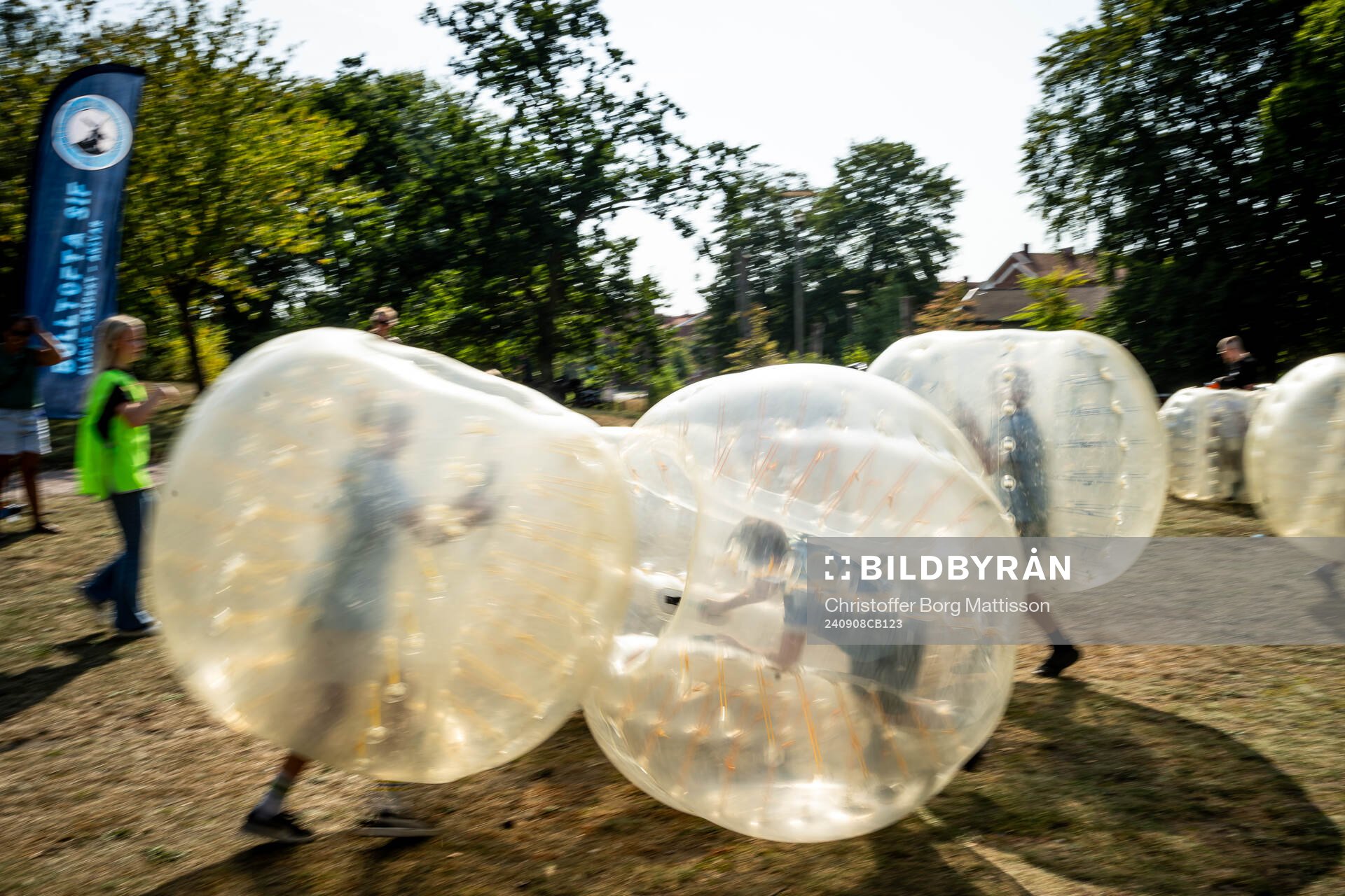 Besökare provar på bumper balls