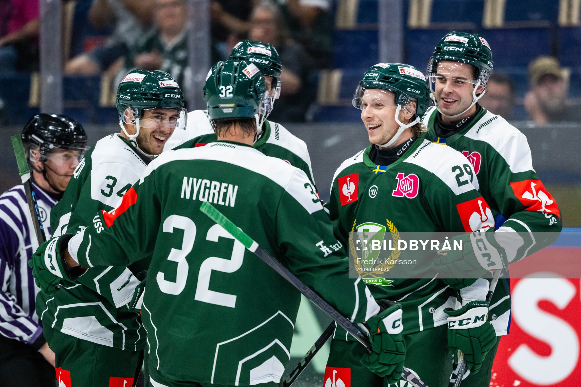 Oscar Steen of Färjestad celebrates with team mates