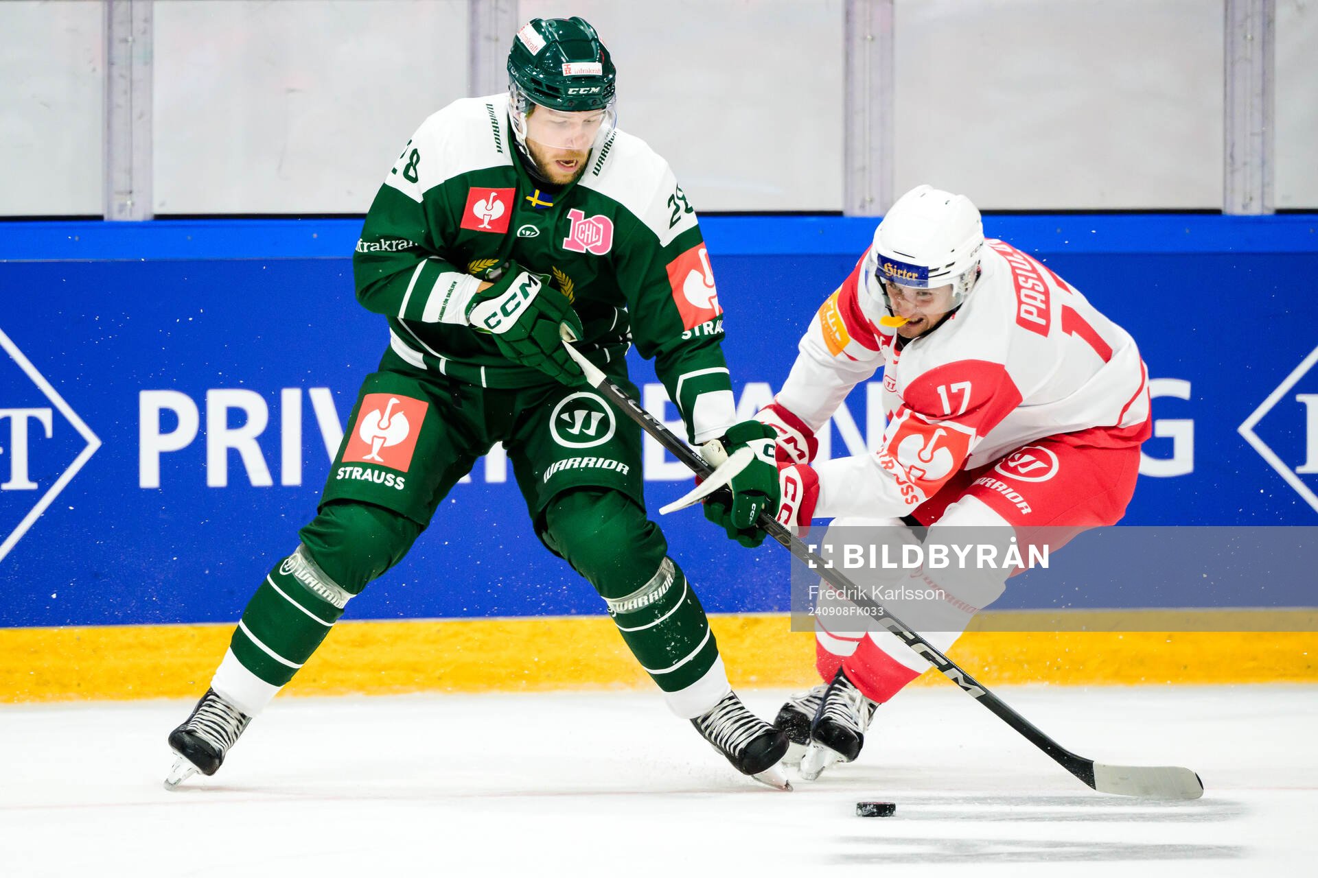 Emil Alba of Färjestad and Nick Pastujov of Klagenfurt