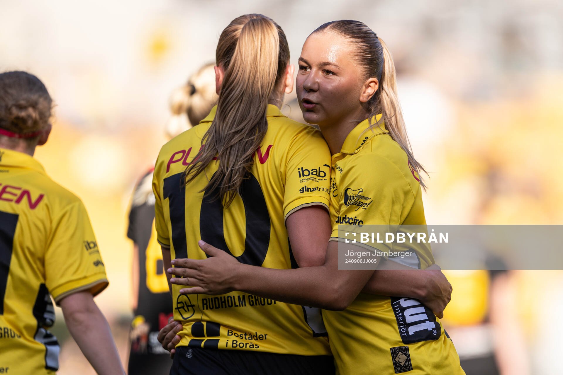 Elfsborgs Stina jensen och Alice Broman jublar