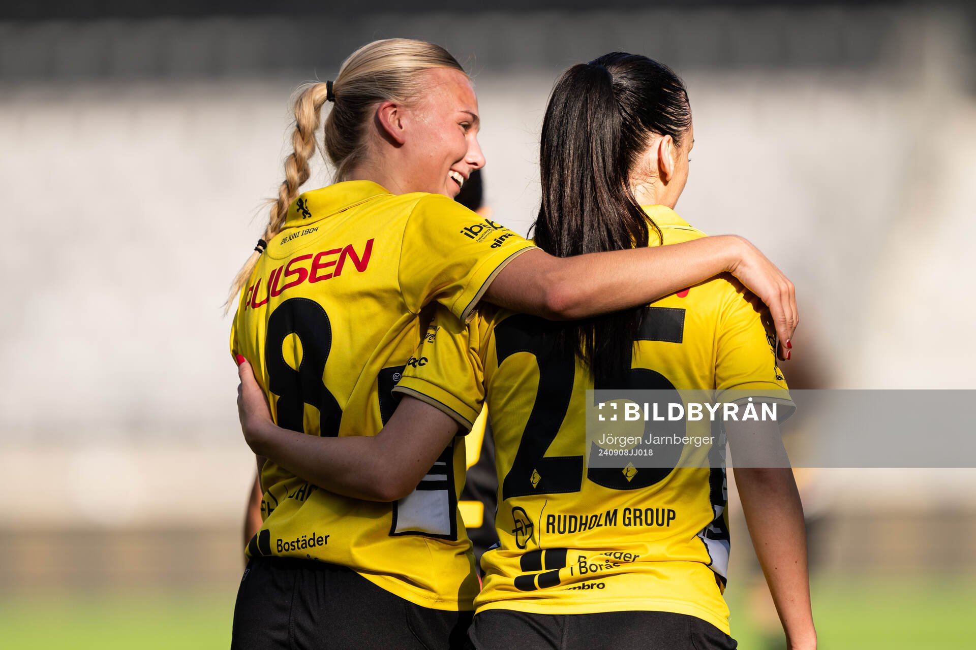 Elfsborgs Linn Sångberg och Izabella Bergström jublar