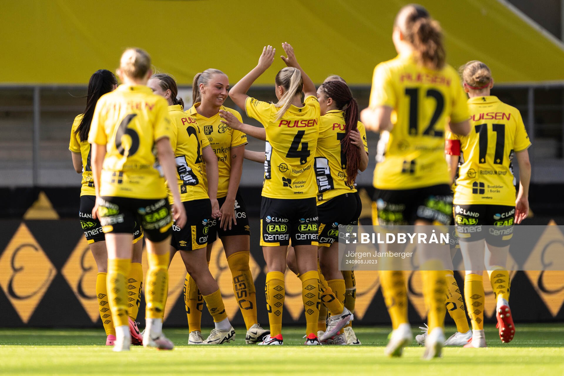 Elfsborgs Stina Jensen jublar med lagkamrater
