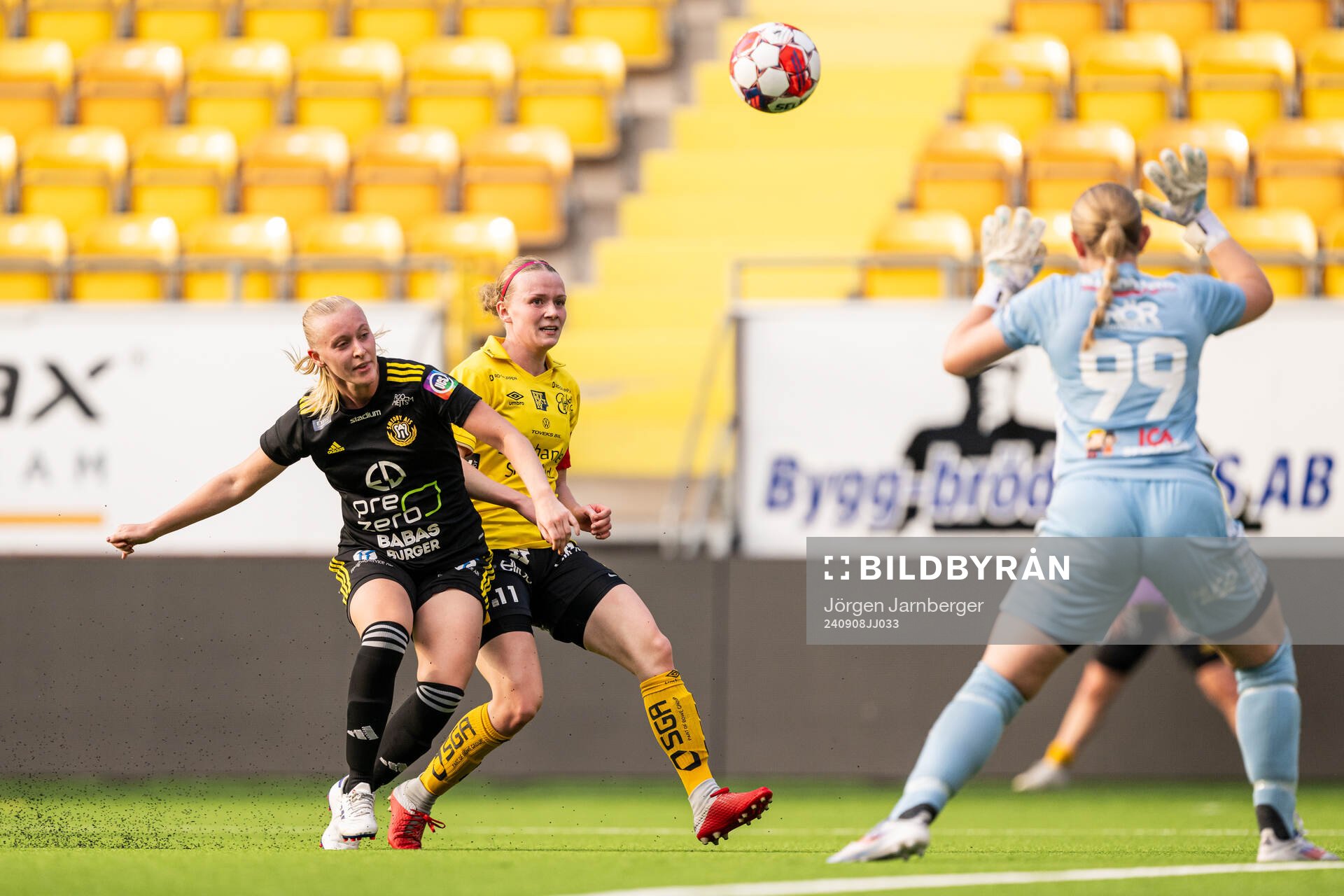 Smedbys Felicia Zetterberg och Elfsborgs Leann Nyström i kamp under fotbollsmatchen i Division 1 Mellersta mellan Elfsborg och Smedby den 8 september 2024 i Borås.