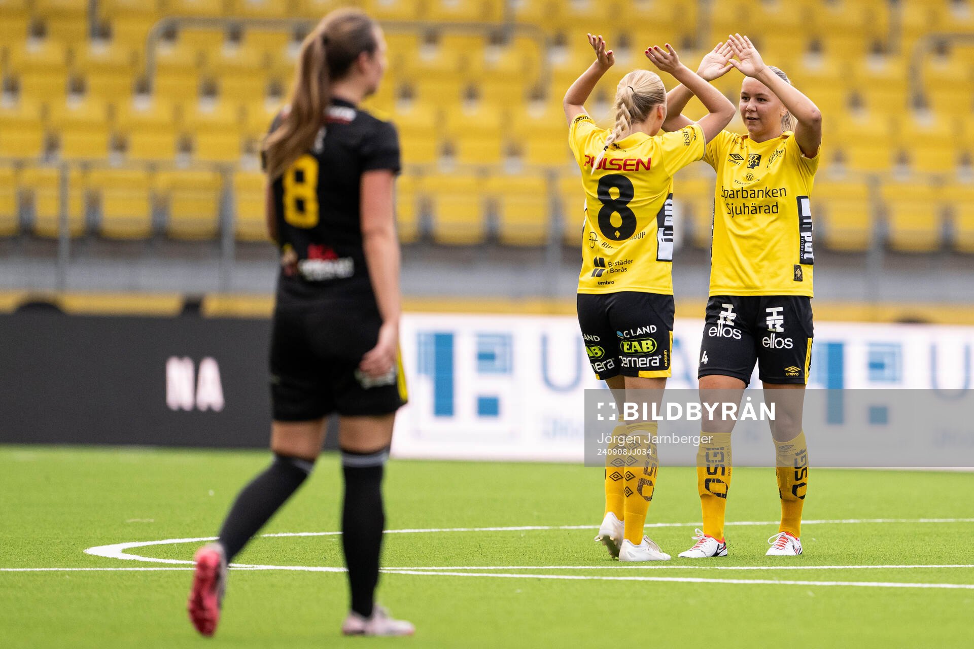Elfsborgs Linn Sångberg och Alice Broman jublar efter fotbollsmatchen i Division 1 Mellersta mellan Elfsborg och Smedby den 8 september 2024 i Borås.