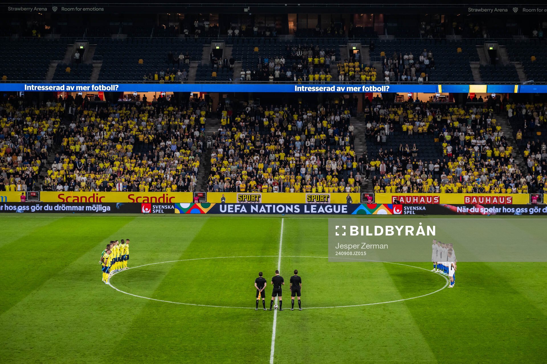Players of Sweden and of Estonia during a moment of silence to honor former coach Sven-Göran Eriksson ahead of the Nations League football match between Sweden and Estonia on September 8, 2024 in Stockholm. 