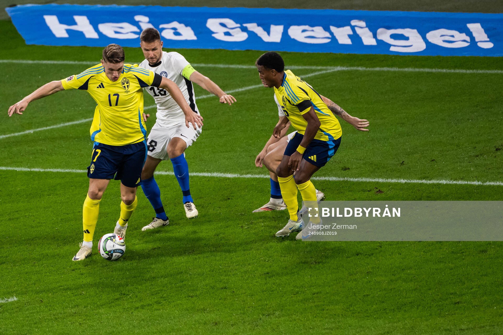 Viktor Gyökeres of Sweden and Karol Mets of Estonia
