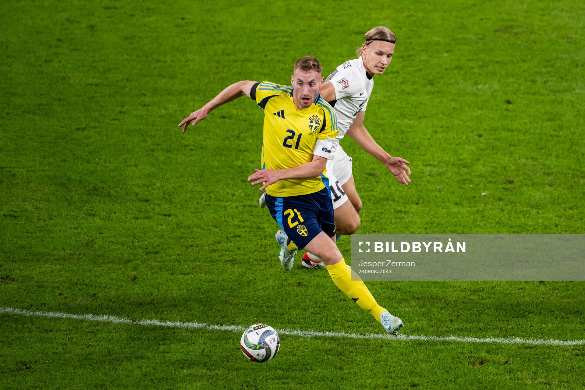 Dejan Kulusevski of Sweden and Kevor Palumets of Estonia during the Nations League football match between Sweden and Estonia on September 8, 2024 in Stockholm.