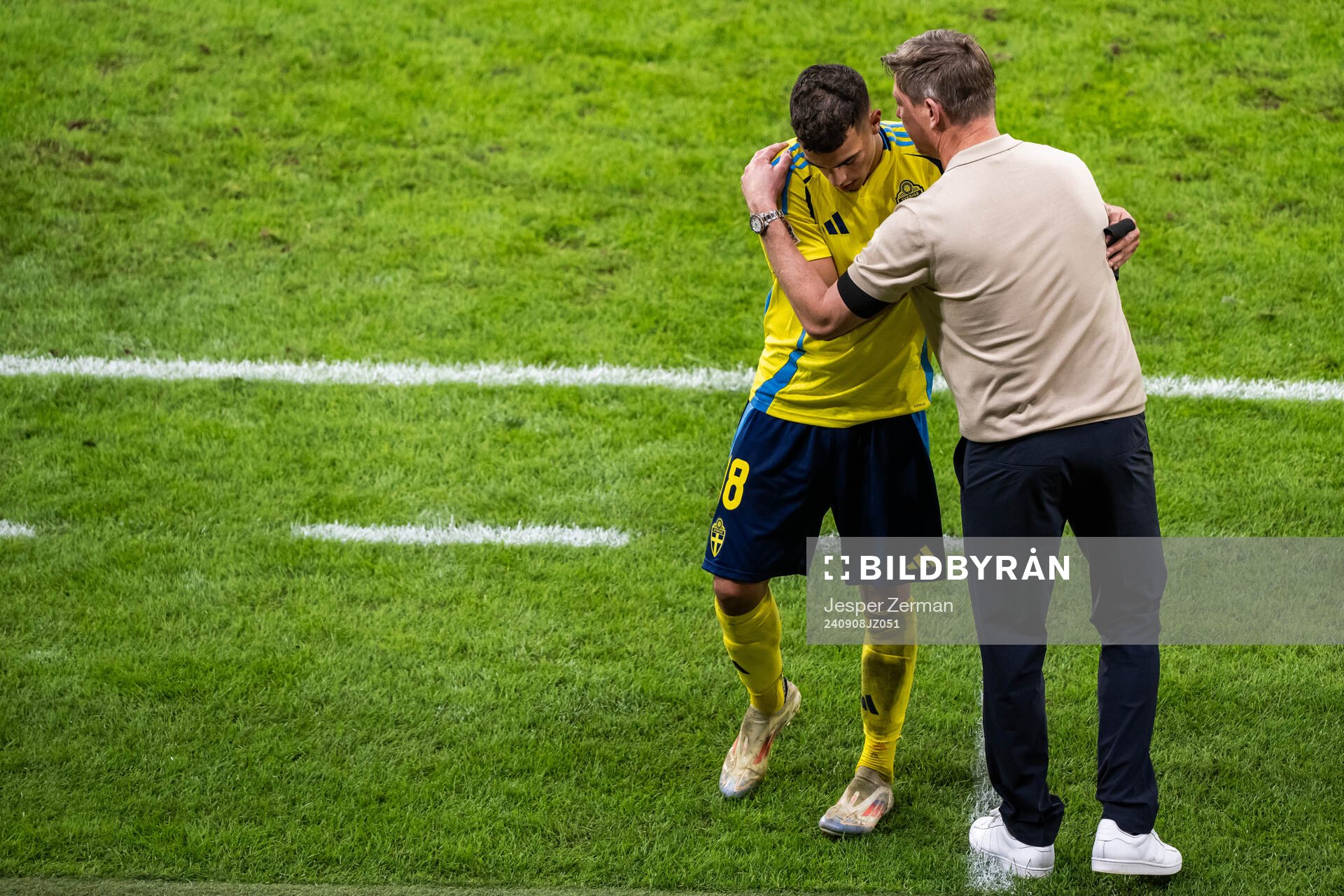 Yasin Ayari and head coach Jon Dahl Tomasson of Sweden