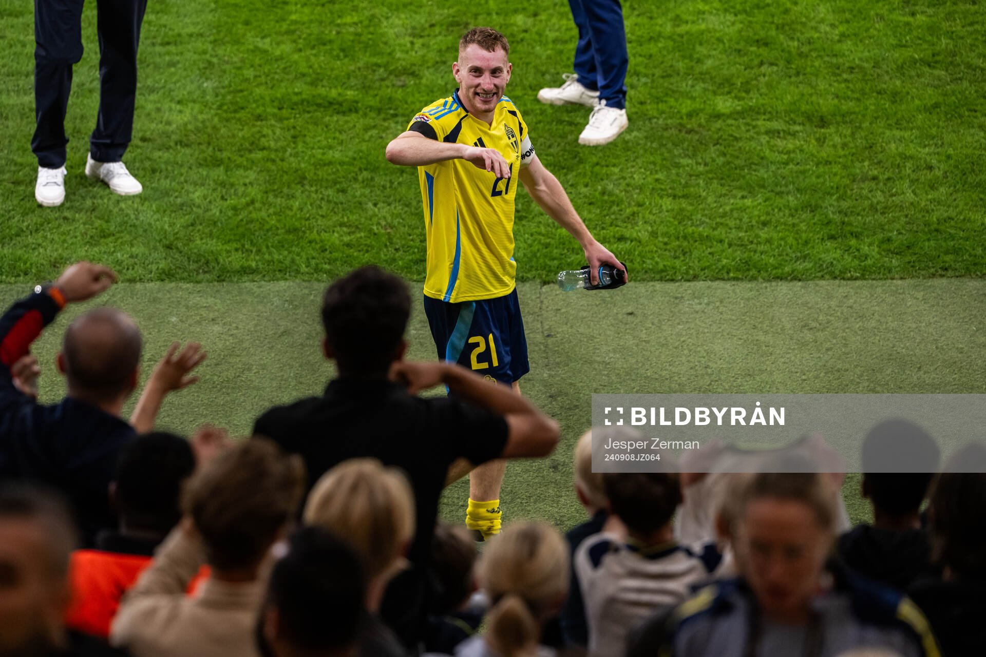 Dejan Kulusevski of Sweden interact with fans