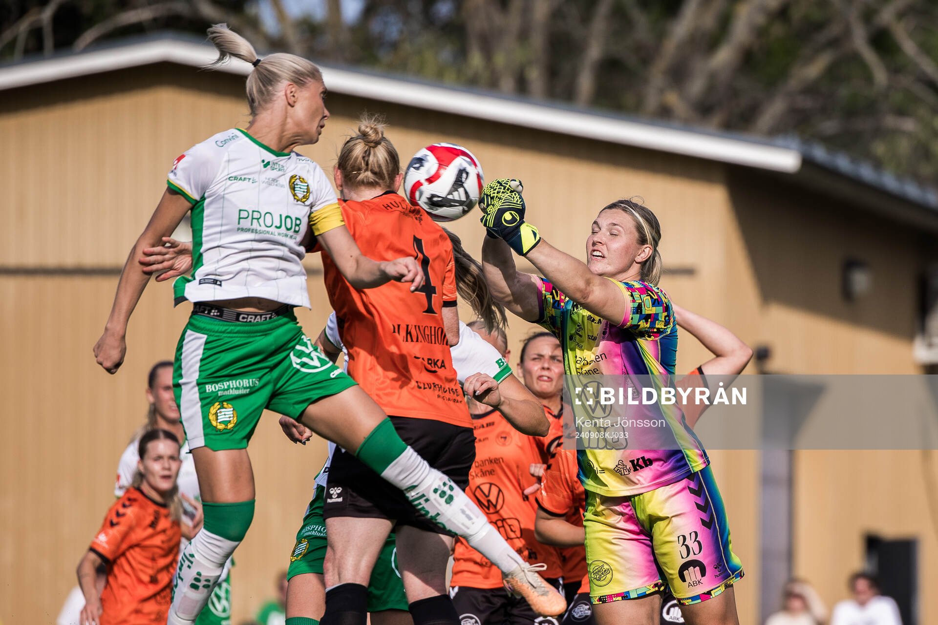 Hammarbys Alice Carlsson och Kristianstads målvakt Moa