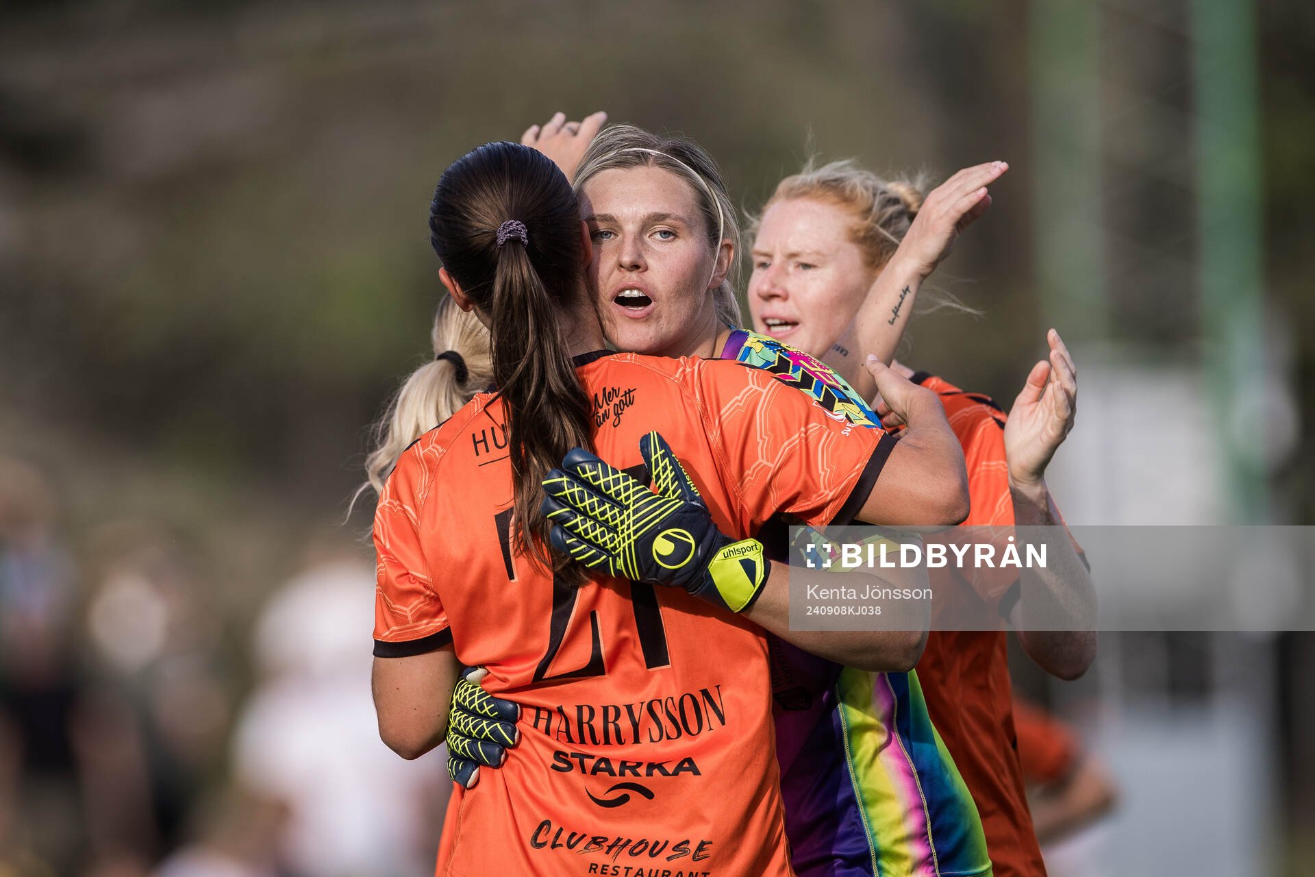 Kristianstads Moa Olsson och Tuva Westlund Nilsson jublar efter fotbollsmatchen i Damallsvenskan mellan Hammarby och Kristianstad den 8 september 2024 i Stockholm.