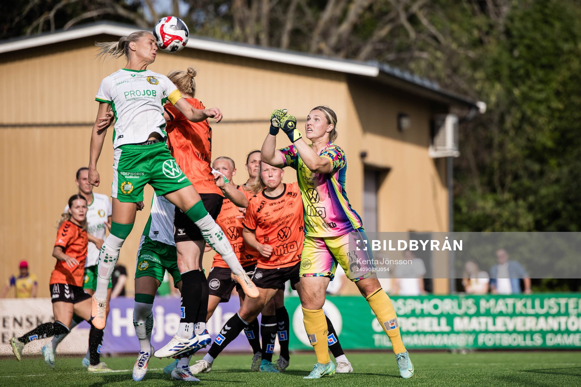 Hammarbys Alice Carlsson och Kristianstads målvakt Moa