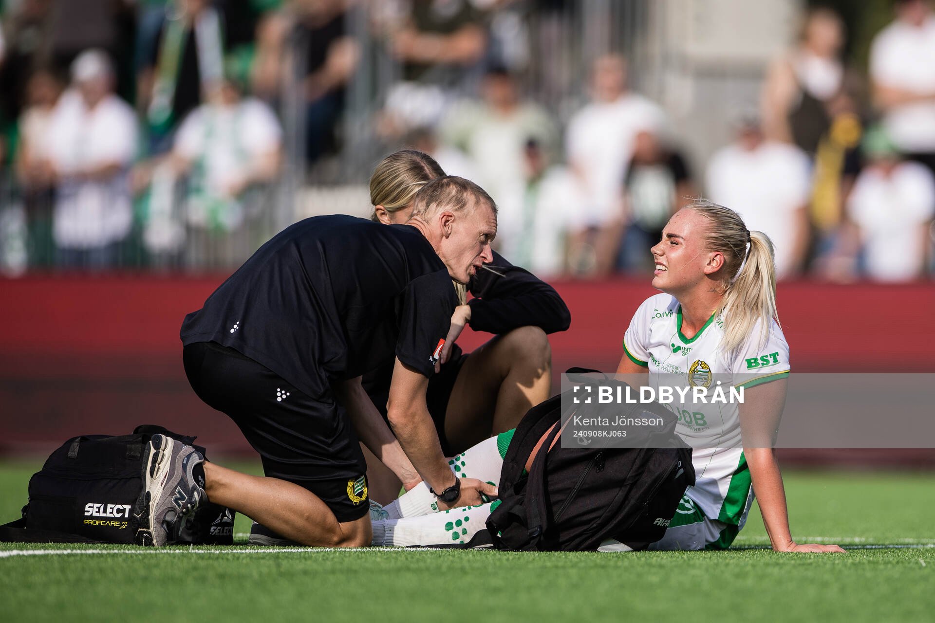Hammarbys Cathinka Tandberg har ont under fotbollsmatchen i Damallsvenskan mellan Hammarby och Kristianstad den 8 september 2024 i Stockholm. 