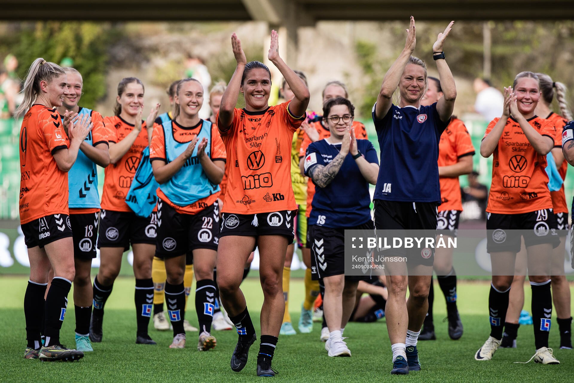Kristianstads Carly Wickenheiser jublar med lagkamrater efter fotbollsmatchen i Damallsvenskan mellan Hammarby och Kristianstad den 8 september 2024 i Stockholm.