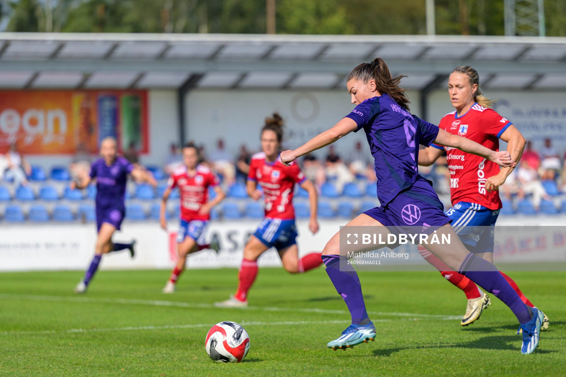 Djurgårdens Pauline Hammarlund och Vittsjös Nellie Persson